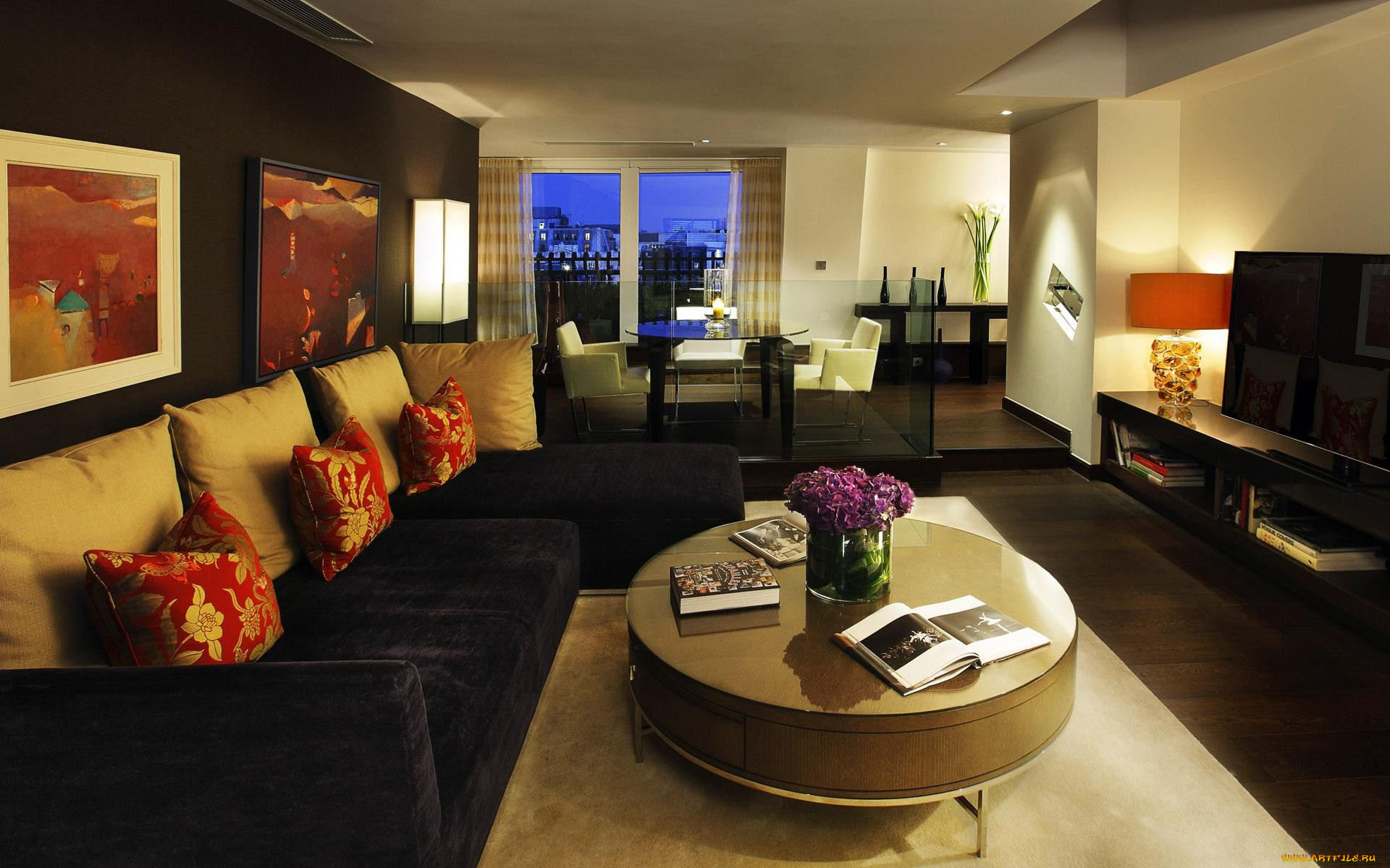 интерьер, гостиная, столы, телевизор, картины, окно, светильник, подушки, диваны