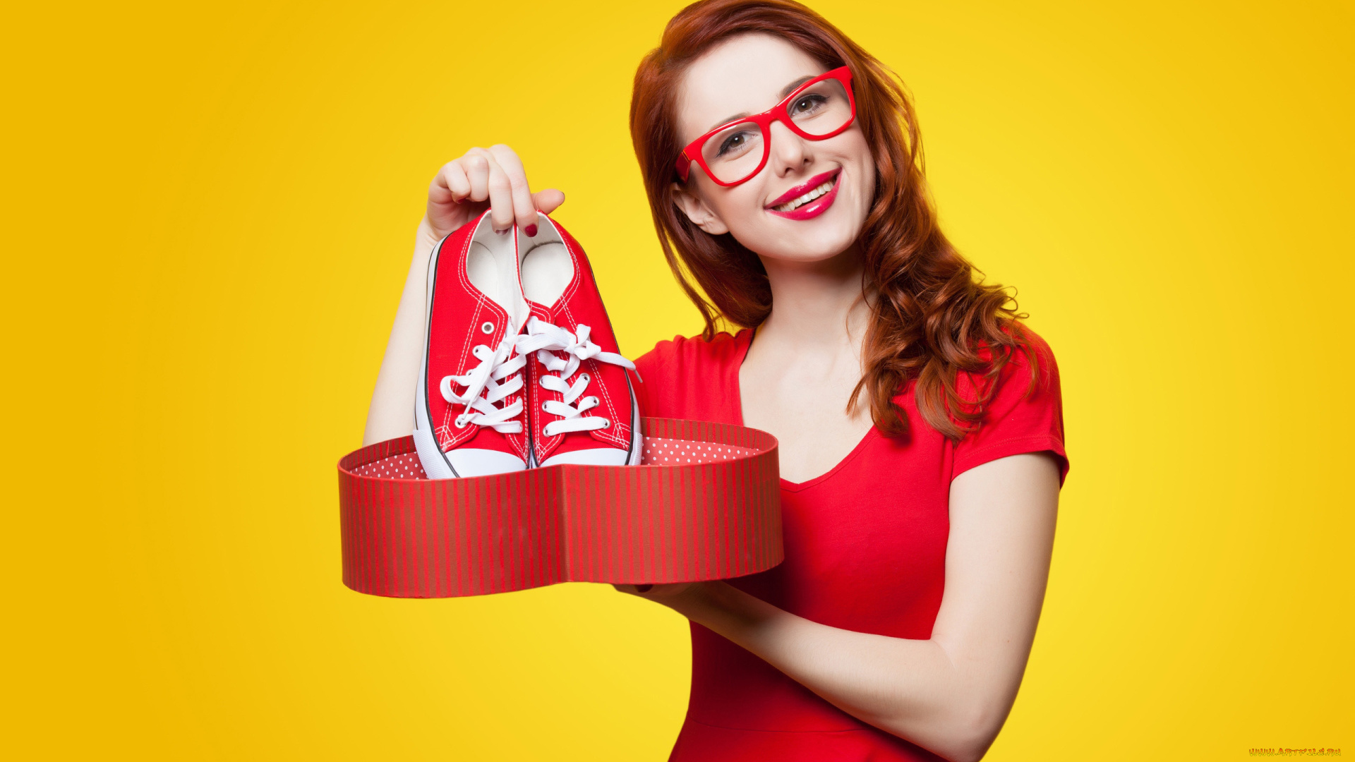 девушки, -, рыжеволосые, и, разноцветные, красное, платье, очки, улыбка, подарок, кеды