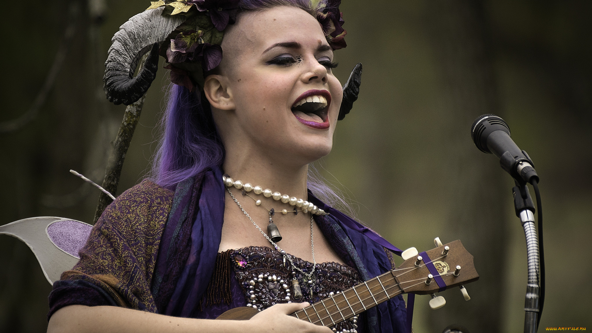 музыка, -, другое, девушка, костюм, микрофон, гитара, рога
