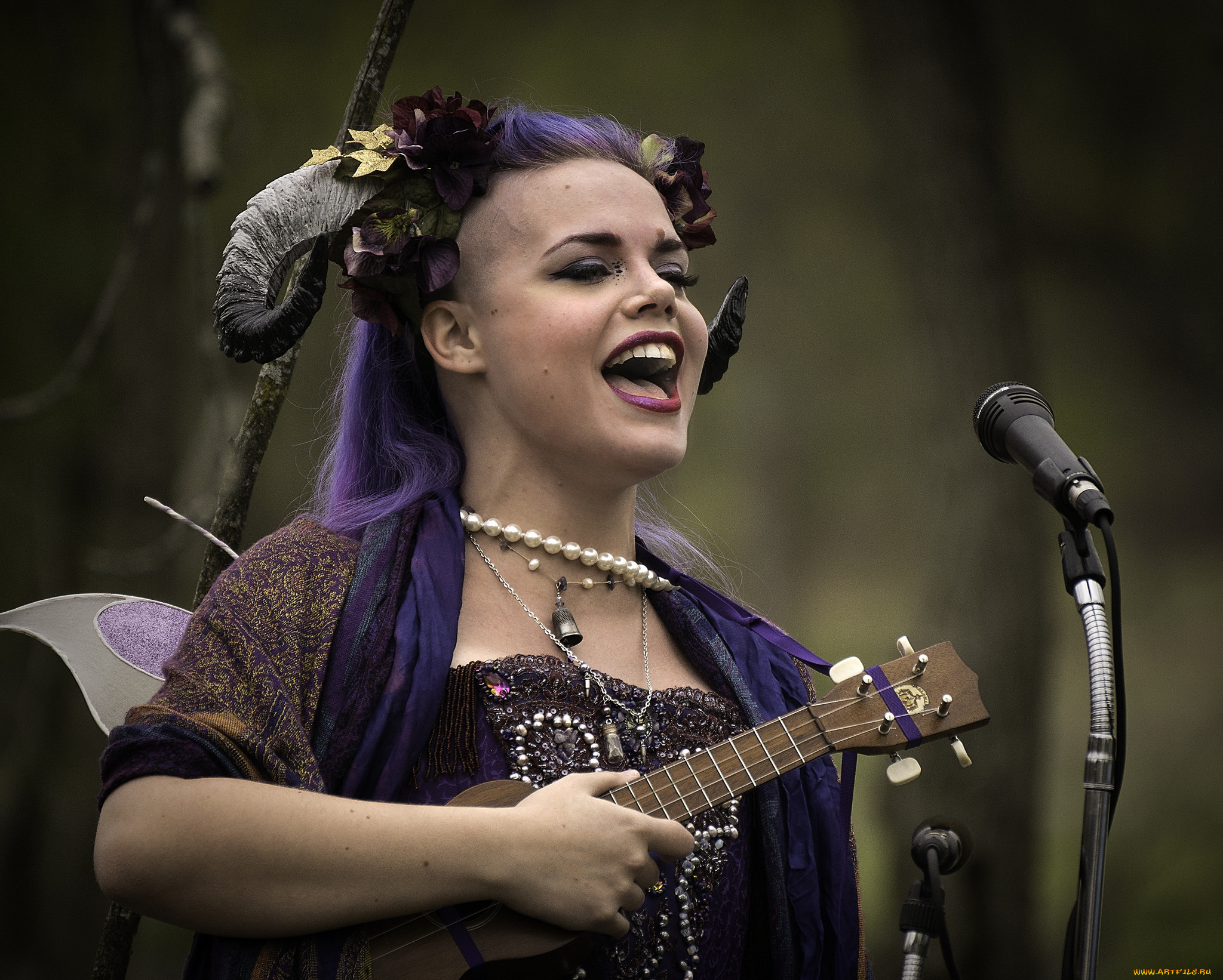 музыка, -, другое, девушка, костюм, микрофон, гитара, рога