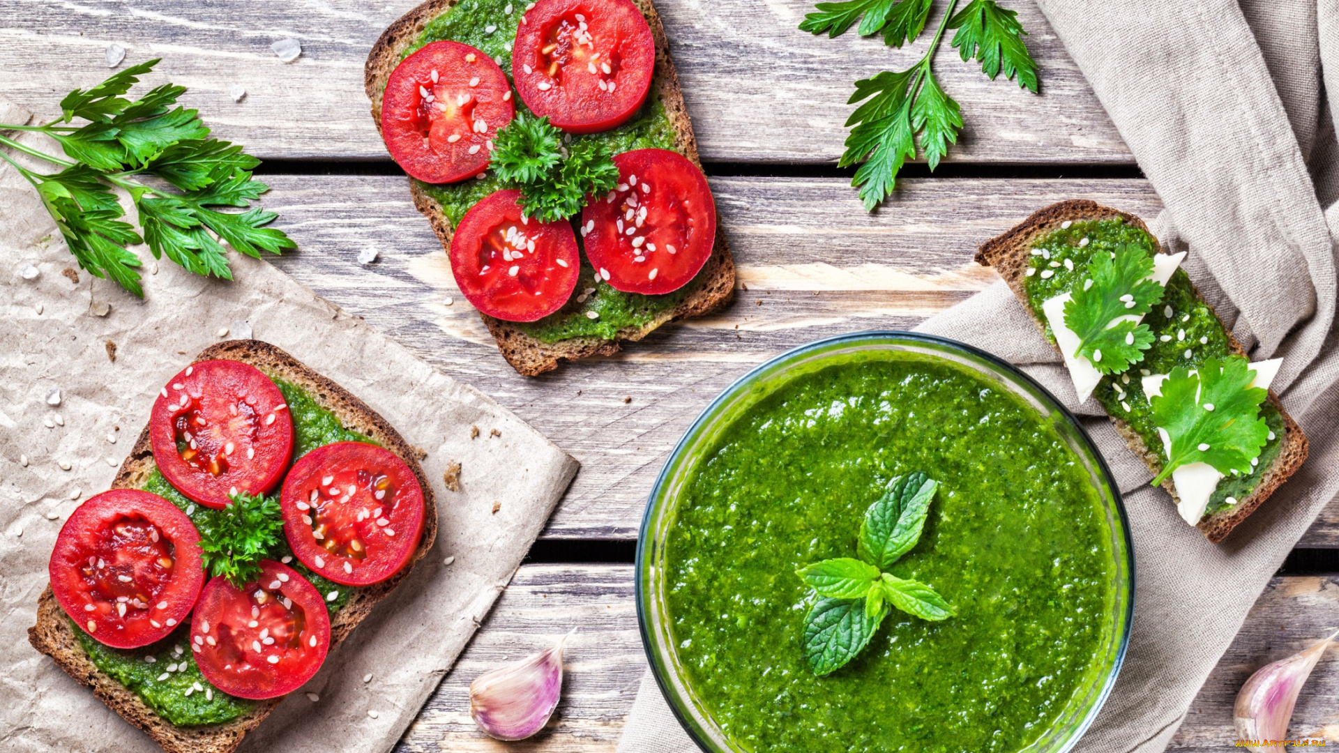 еда, бутерброды, , гамбургеры, , канапе, бутерброд, помидор, соус, базилик, песто, томаты