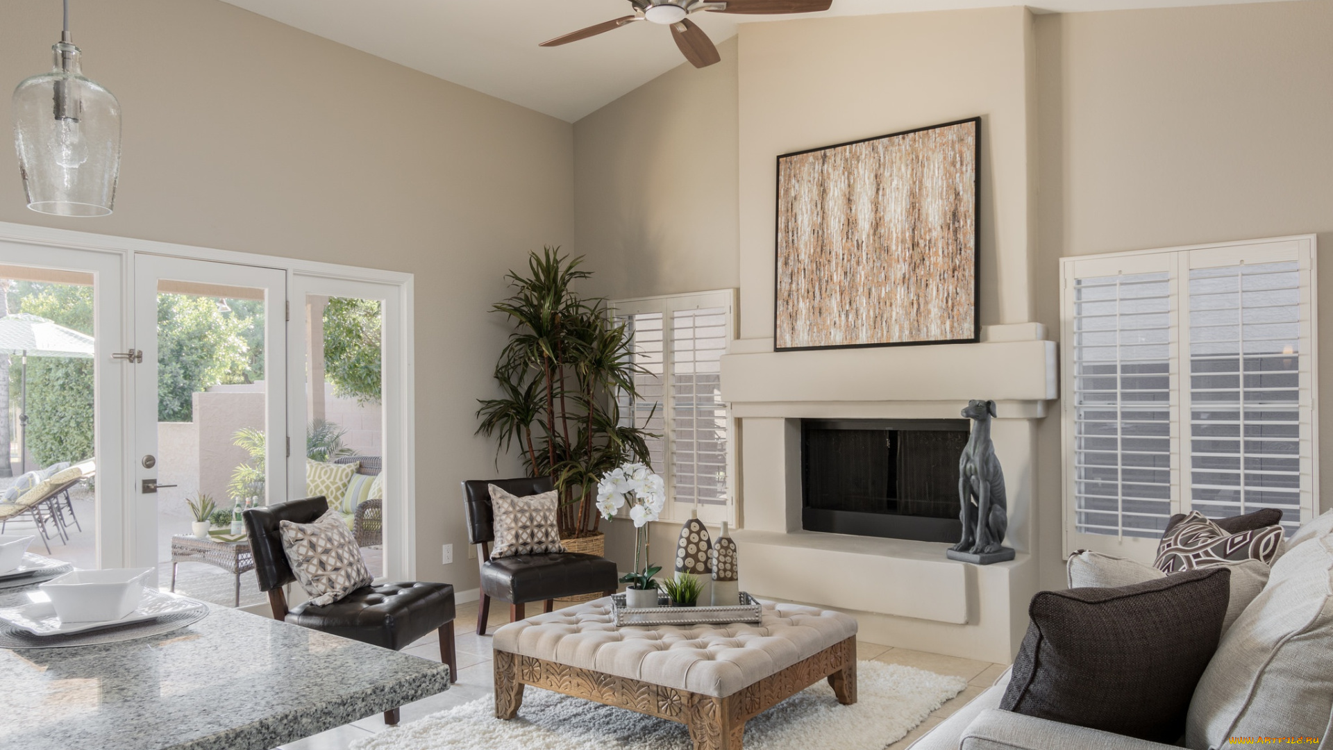 интерьер, гостиная, вазон, столик, камин, ковер, диван