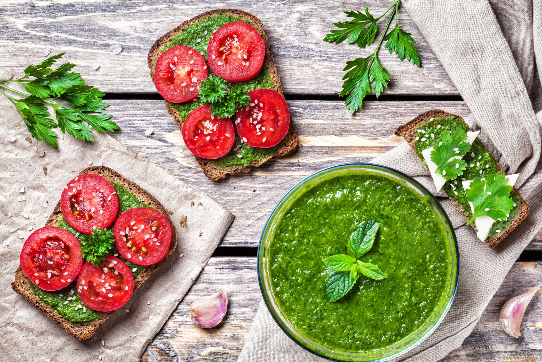 еда, бутерброды, , гамбургеры, , канапе, бутерброд, помидор, соус, базилик, песто, томаты