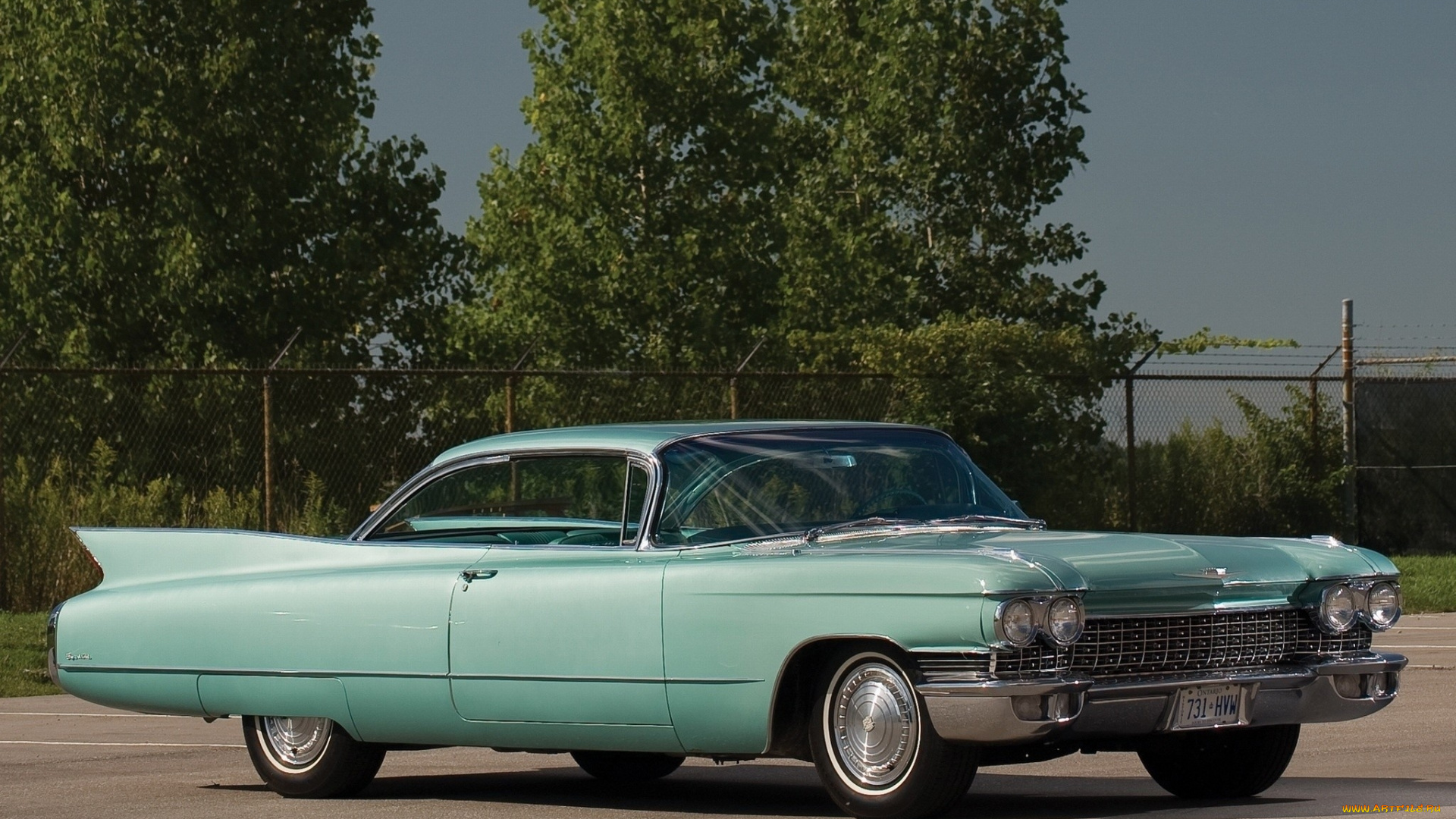 автомобили, cadillac, небо, дорога, забор, деревья