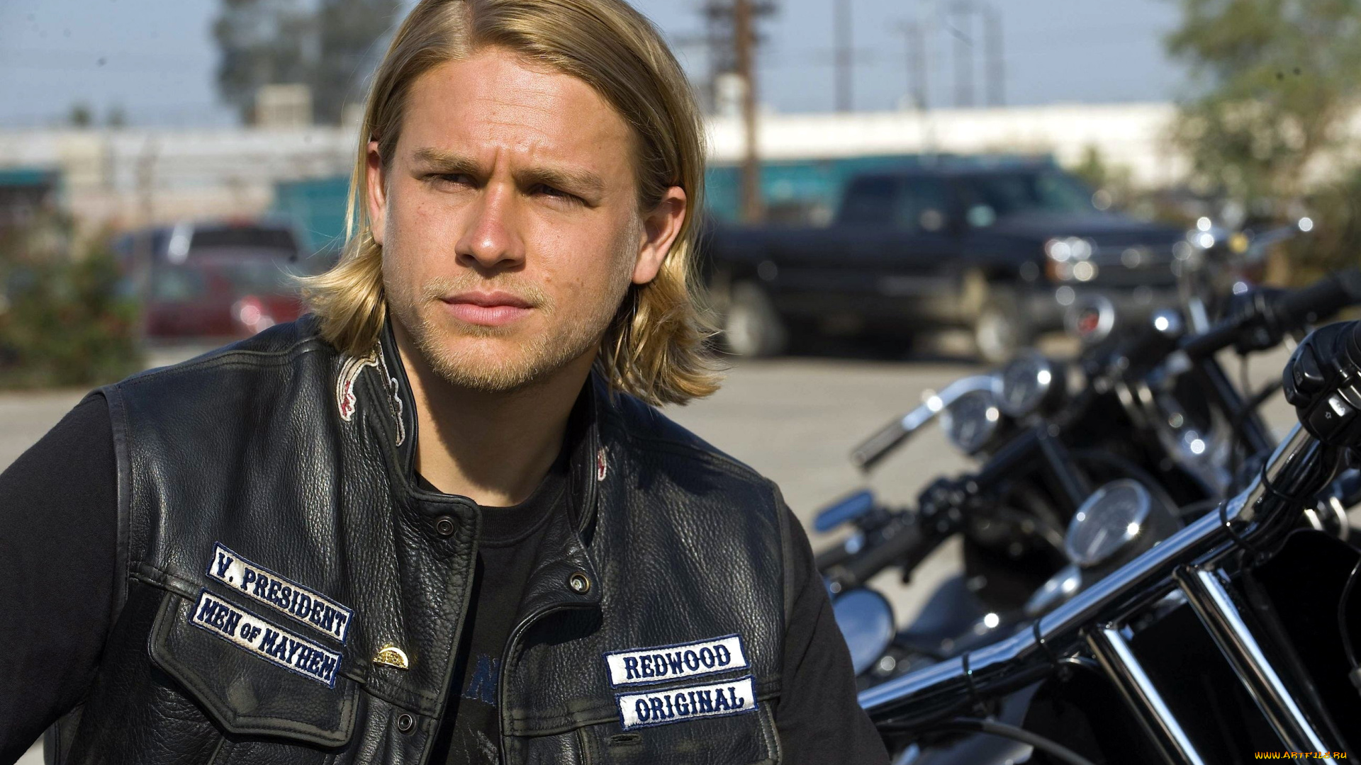 charlie, hunnam, мужчины, надписи, кожанка, мотоцикл