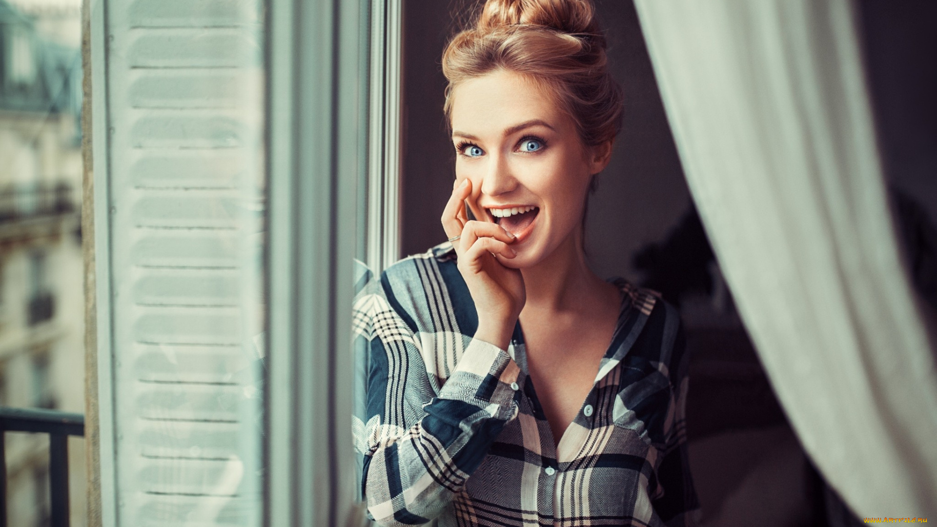девушки, eva, mikulski, рубашка, эмоции, блондинка, модель, окно, ева, микульски