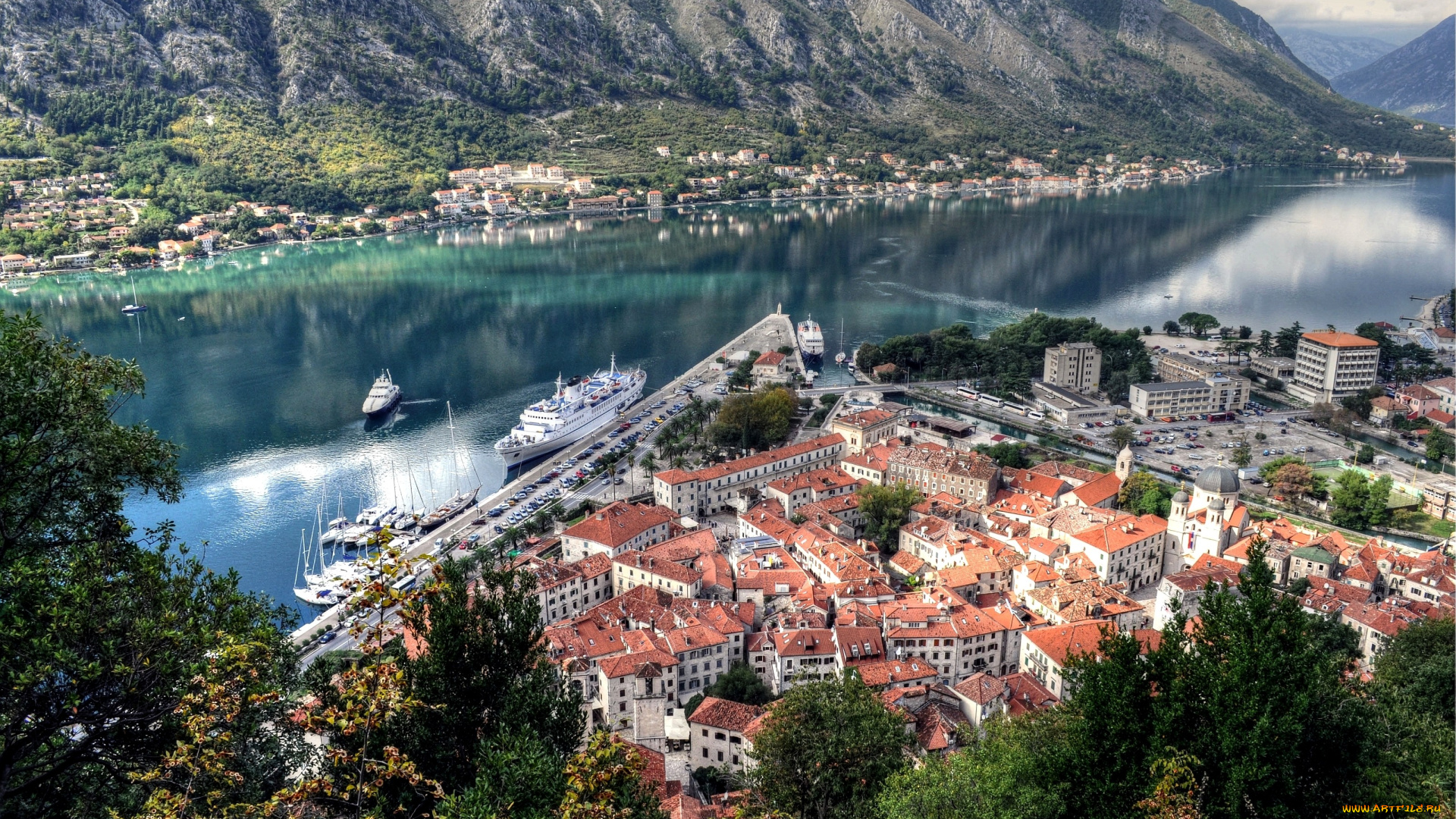 котор, Черногория, города, пейзажи, дома, крыши, вода, горы, корабль