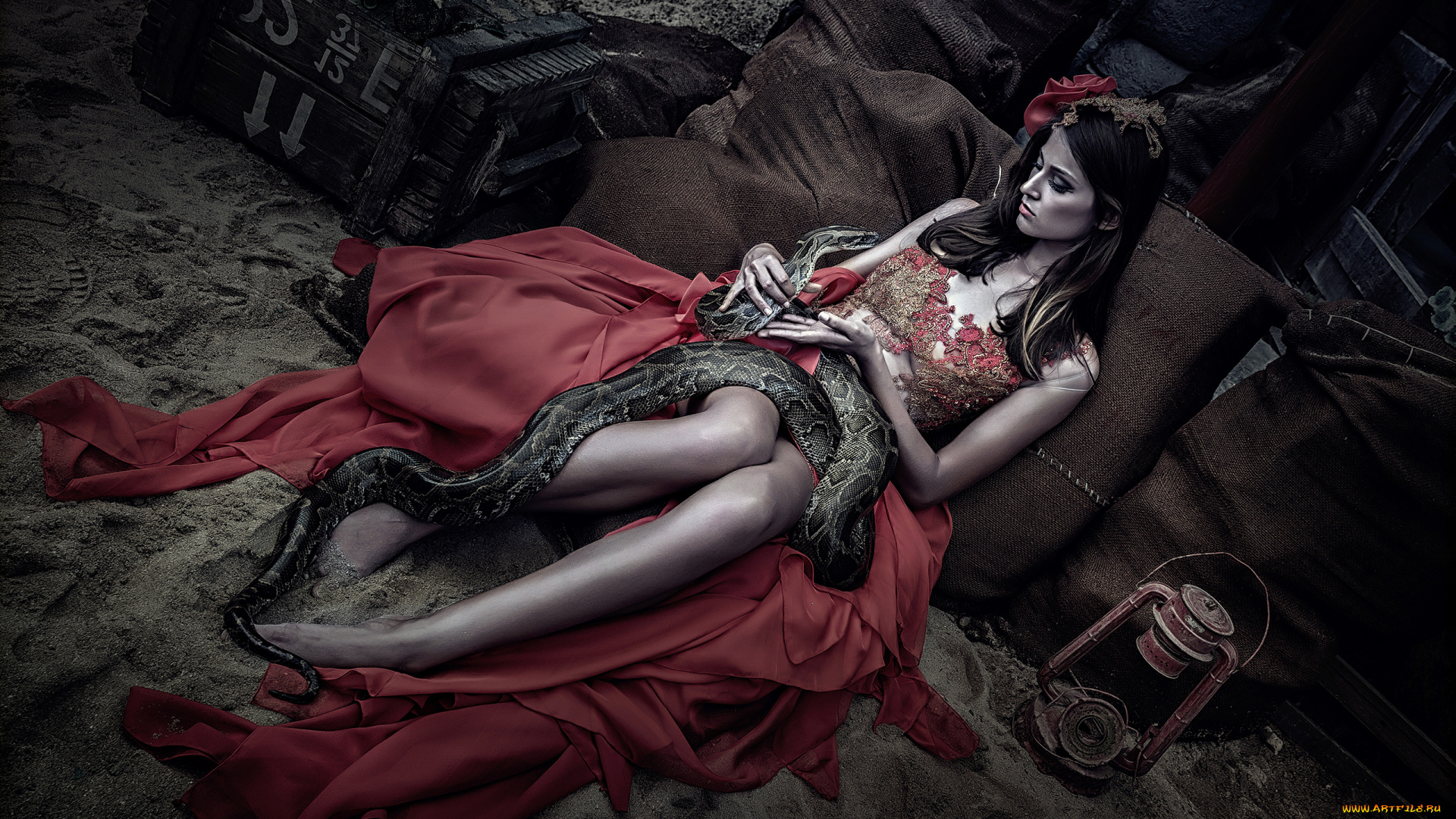 девушки, -, креатив, , косплей, девушка, модель, креатив, косплей, cosplay, платье, красное, змея, война, ящик, патроны, бутылка, брюнетка, зелёная, разруха