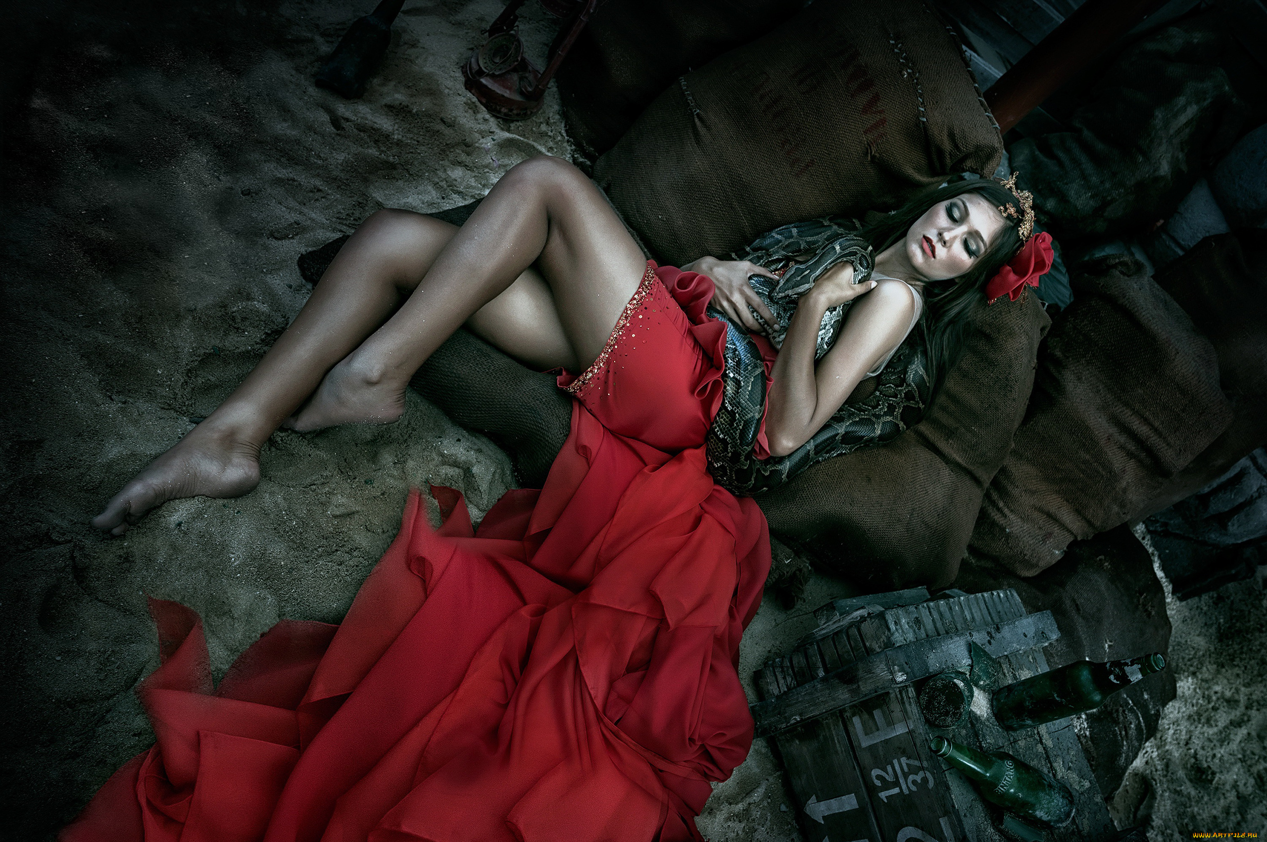 девушки, -, креатив, , косплей, девушка, модель, креатив, косплей, cosplay, платье, красное, змея, война, ящик, патроны, бутылка, брюнетка, зелёная, разруха