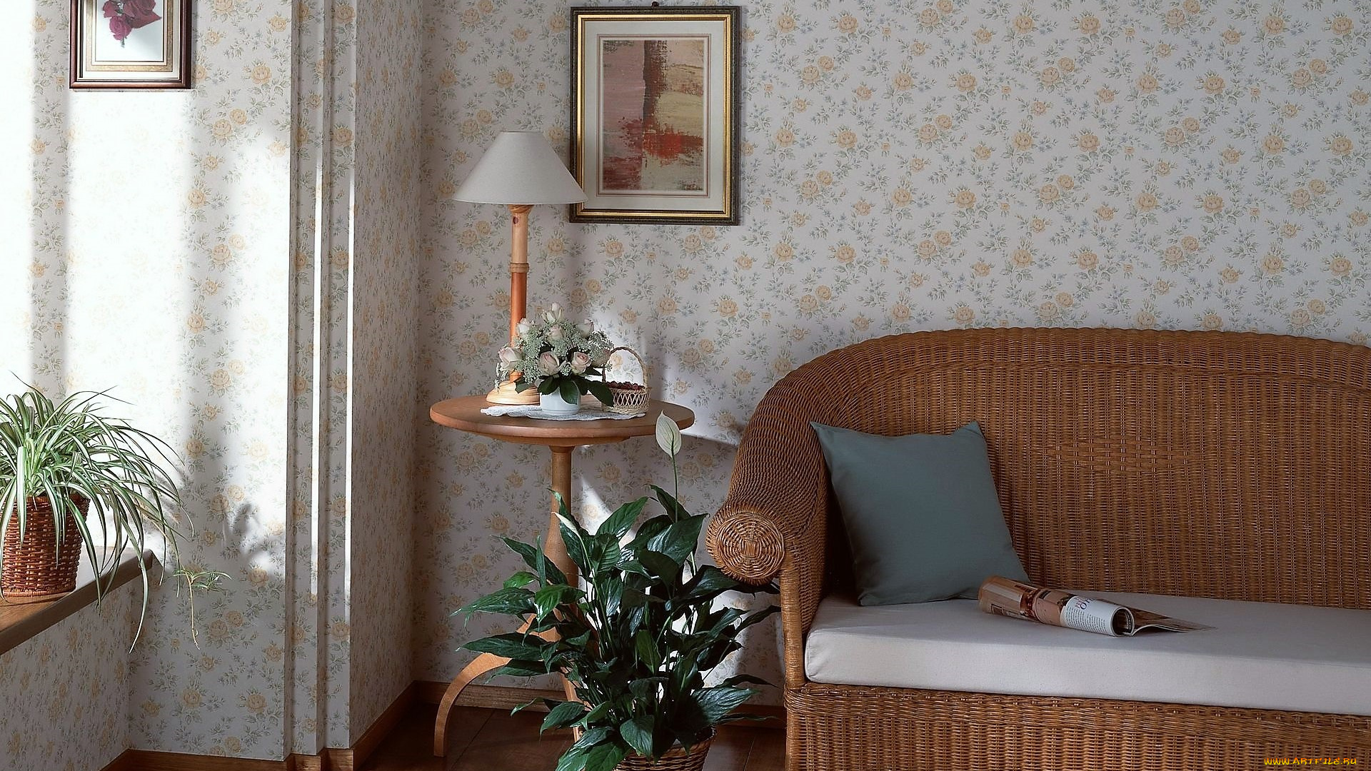интерьер, гостиная, диван, картина, цветы, столик, торшер