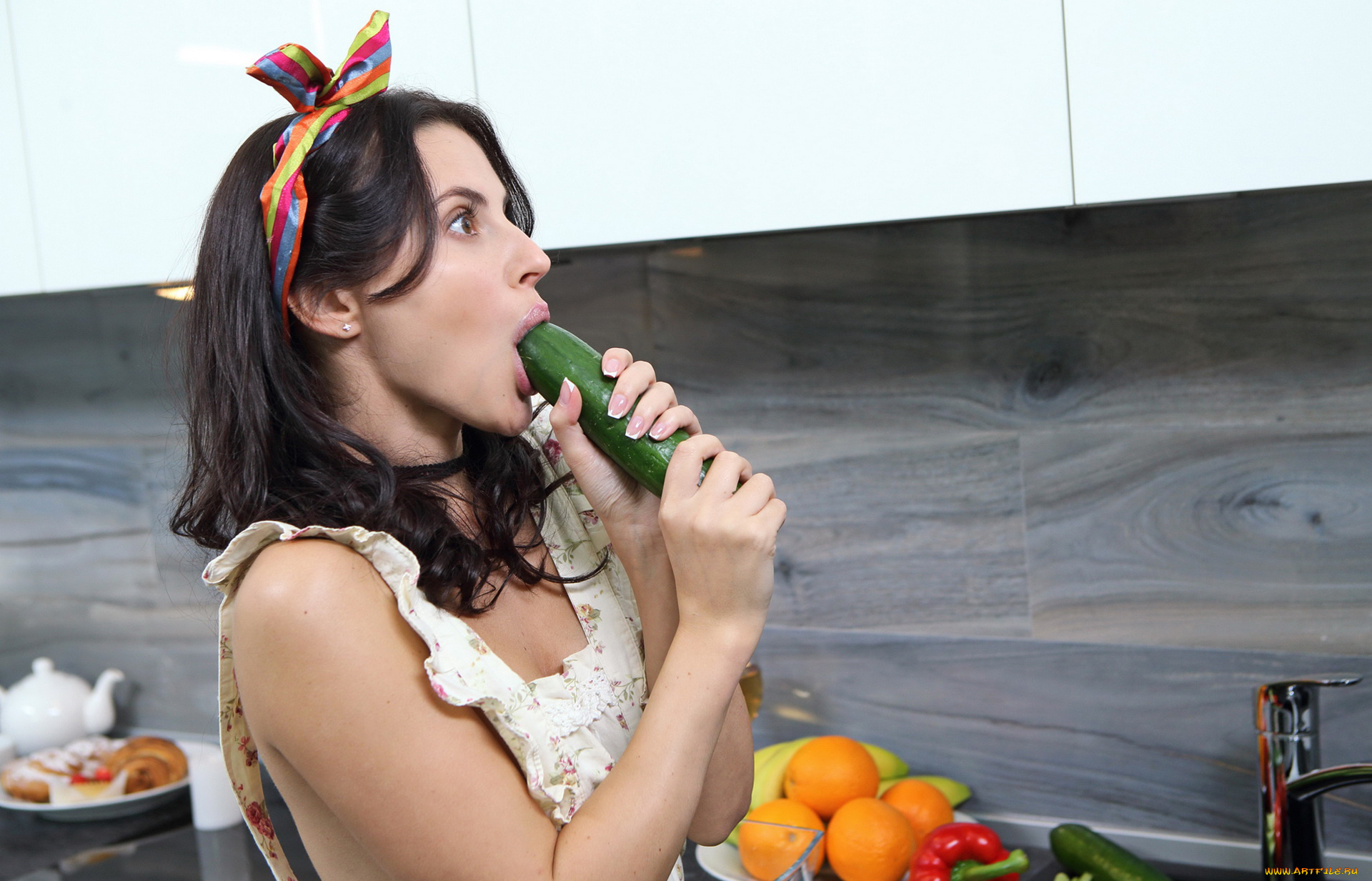 jasmine, jazz, девушки, jasmine, jazz, девушка, огурец, модель, брюнетка, лежит, поза, красотка