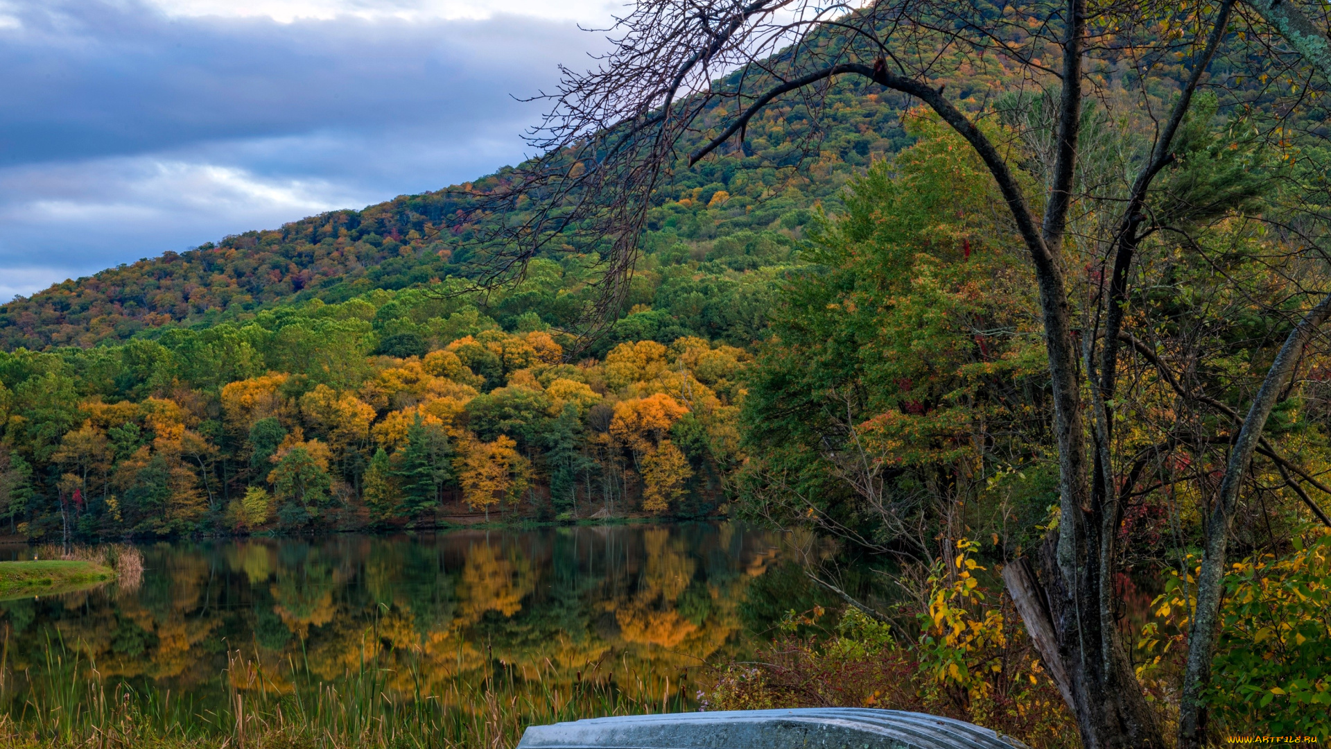 природа, реки, озера, лодка, озеро, отражение, гора, лес, деревья, осень