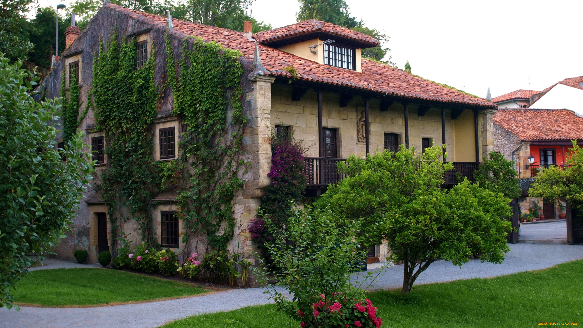 испания, комильяс, города, здания, дома, деревья, улица, кусты