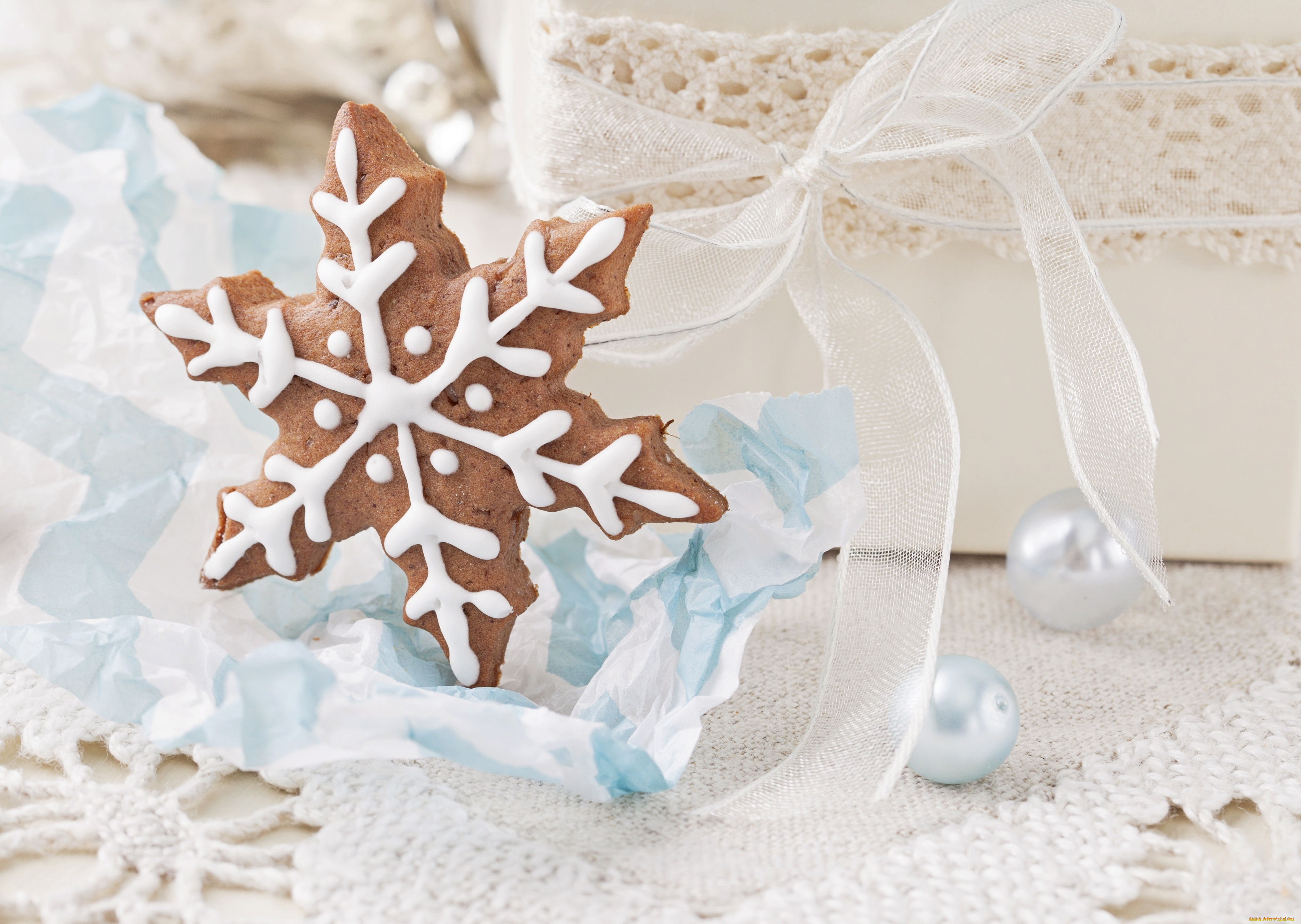 праздничные, угощения, печенье, снежинка, бусинки, ленточка