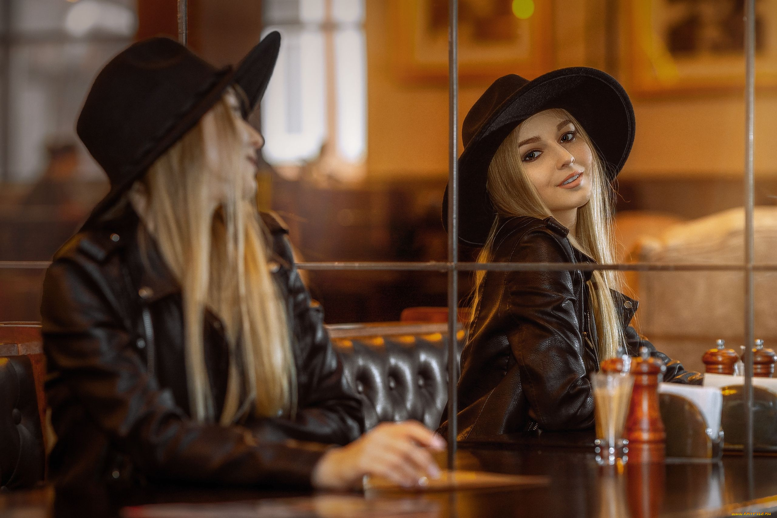 красивая, девушка, девушки, -, лица, , портреты, девушка, женщина, шатенка, темноволосая, сексуальная, модель, звезда, позирует, разная, обувь, верхняя, стильная, одежда, нижнее, эротическое, бельё, трусы, лифчик, колготки, чулки, аксессуары, макияж, и, множество, элементов, на, фотографии