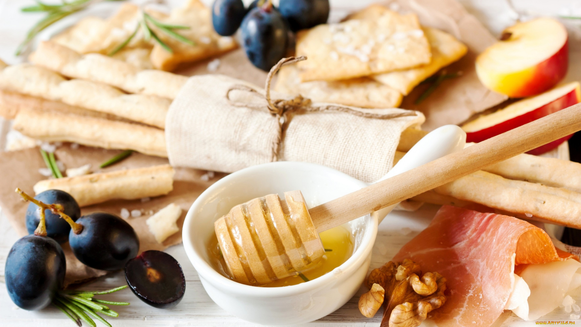 еда, разное, ветчина, балык, орехи, мёд, мед, виноград, яблоки, розмарин, гриссини, палочки, хлеб