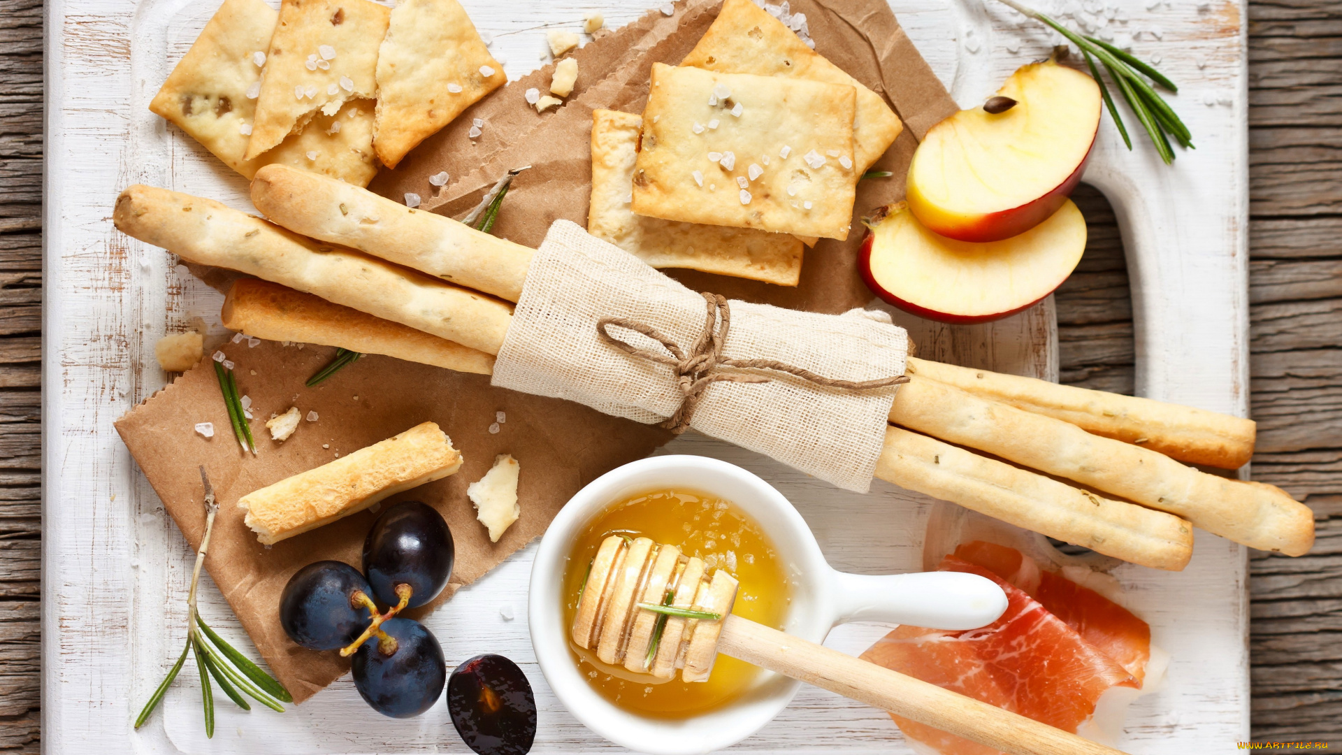 еда, салаты, , закуски, гриссини, палочки, хлеб, крекеры, мёд, мед, яблоки, виноград, розмарин, ветчина, балык, доска, закуска