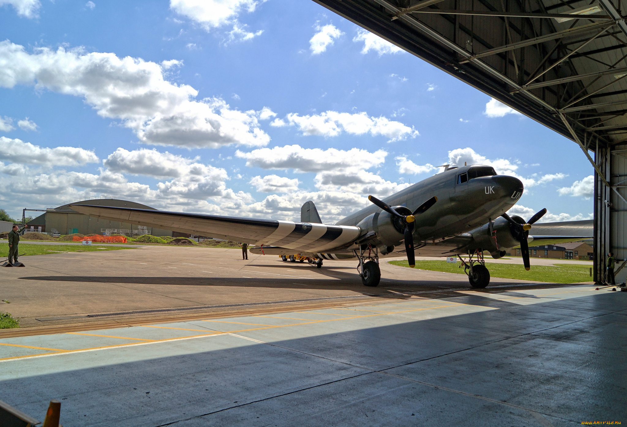 c-47, dakota, авиация, военно-транспортные, самолёты, ангар, площадка, самолет