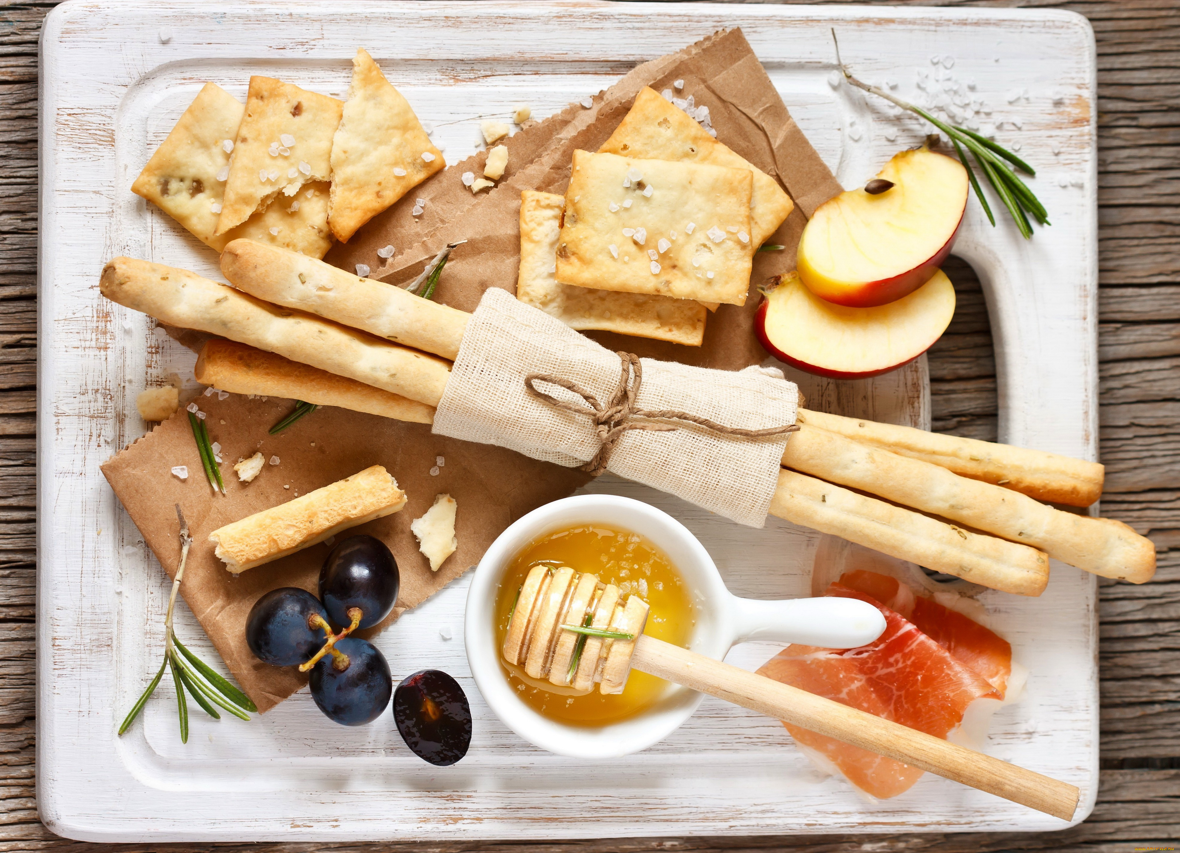 еда, салаты, , закуски, гриссини, палочки, хлеб, крекеры, мёд, мед, яблоки, виноград, розмарин, ветчина, балык, доска, закуска