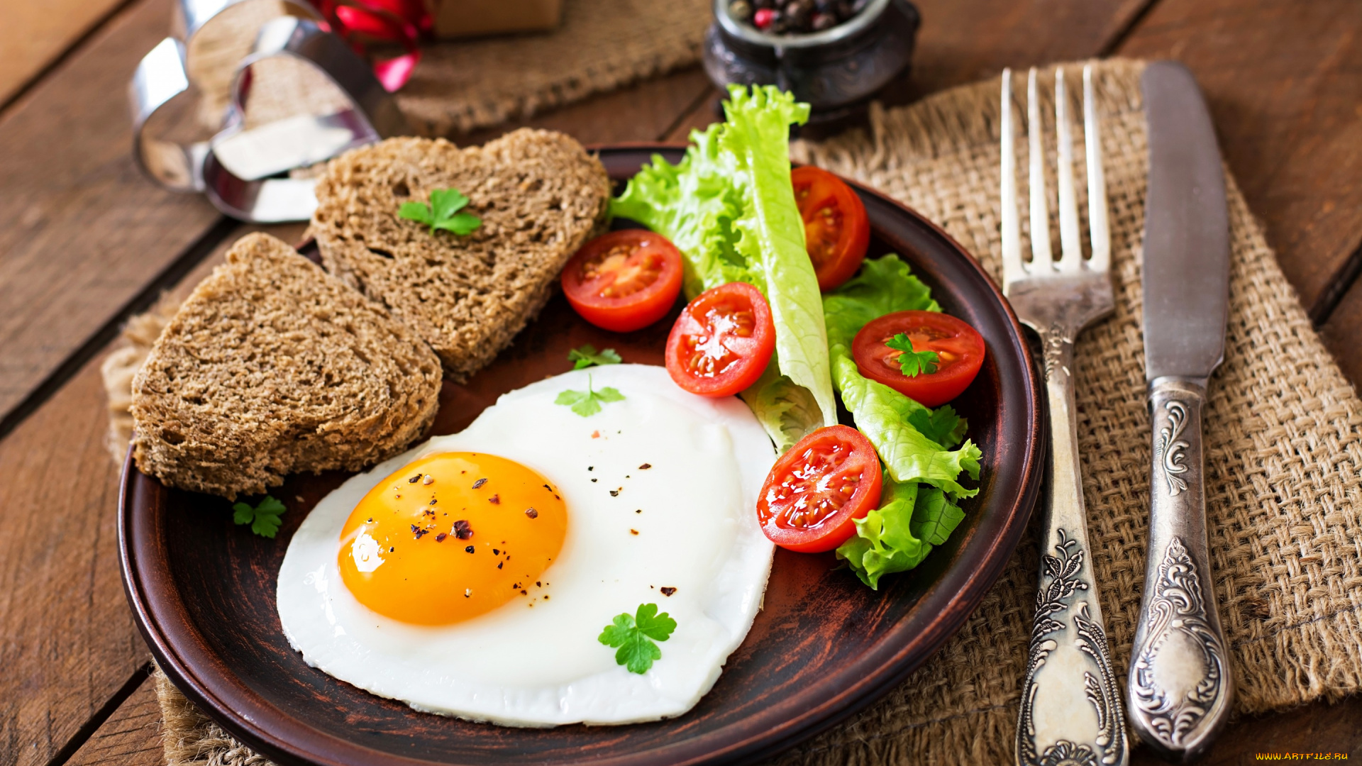 еда, Яичные, блюда, tomatoes, bread, egg, помидоры, яйцо, салат, хлеб, яичница, нож, завтрак, сервировка
