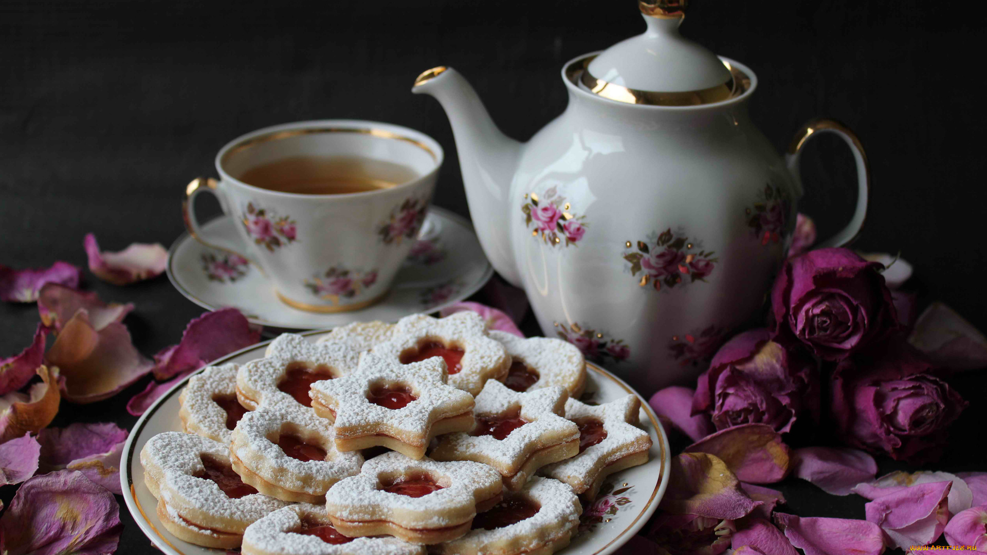 еда, пирожные, кексы, печенье, бутоны, цветы, лепестки, чай, чайник, розы, чашка