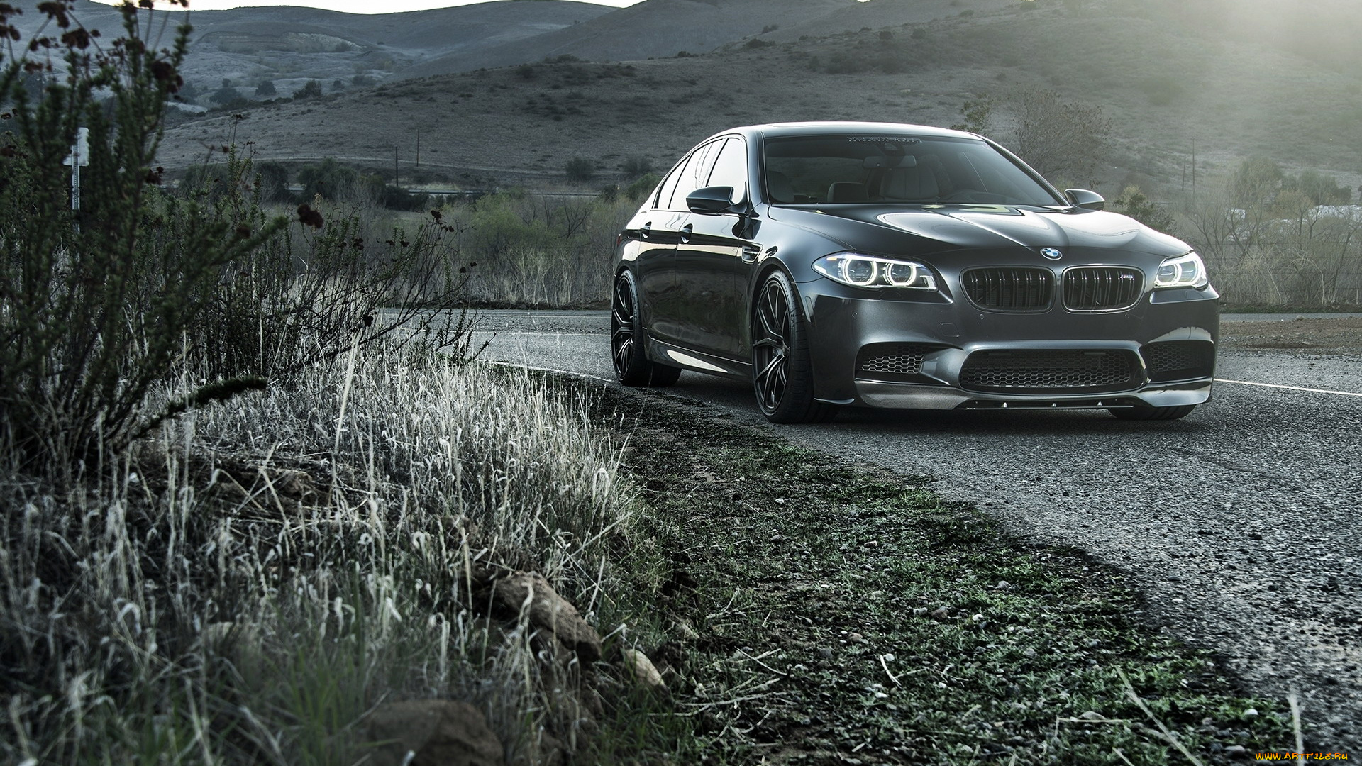 автомобили, bmw, бмв, темный, дорога, обочина, шоссе, трасса, холмы