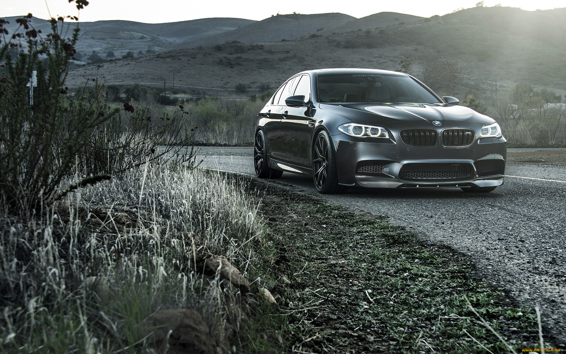 автомобили, bmw, бмв, темный, дорога, обочина, шоссе, трасса, холмы