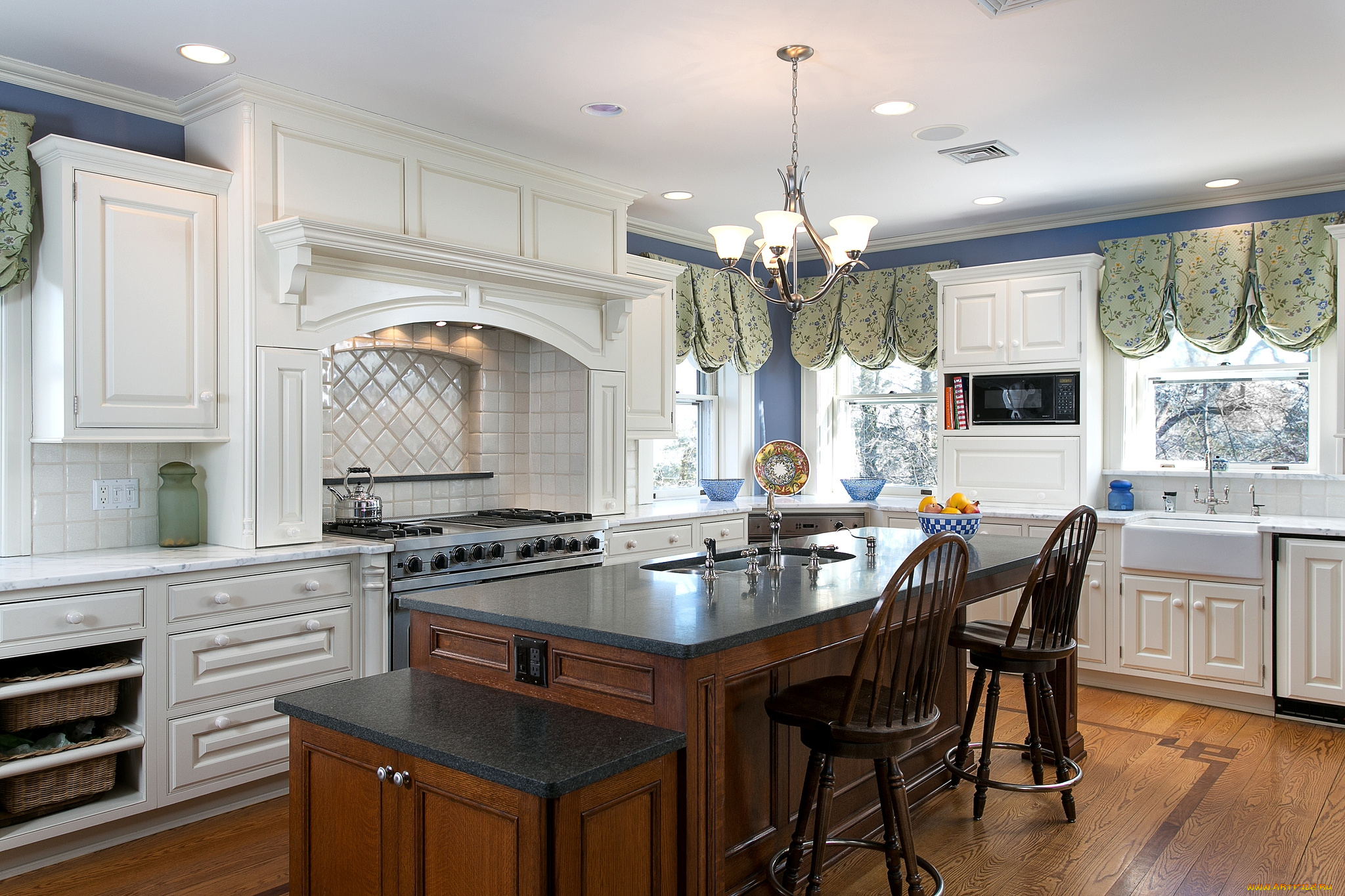 интерьер, кухня, люстра, стол, стулья, плита