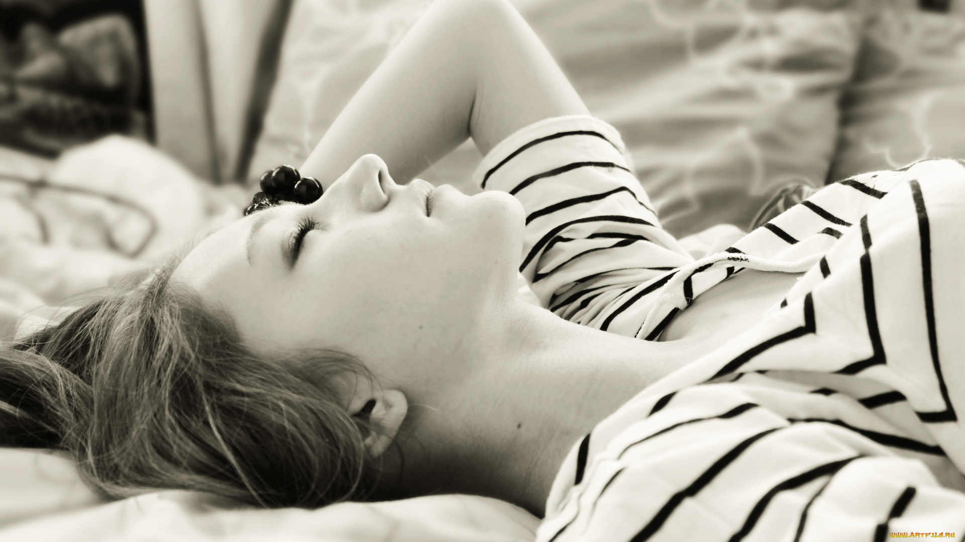 девушки, -unsort, , Черно-белые, обои, браслет, футболка, постель, нега