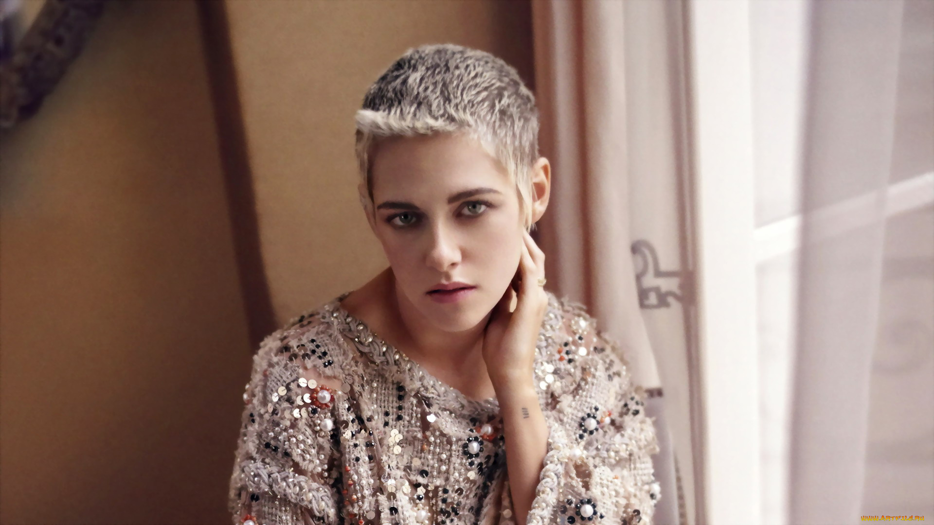 девушки, kristen, stewart, блондинка, свитер, окно