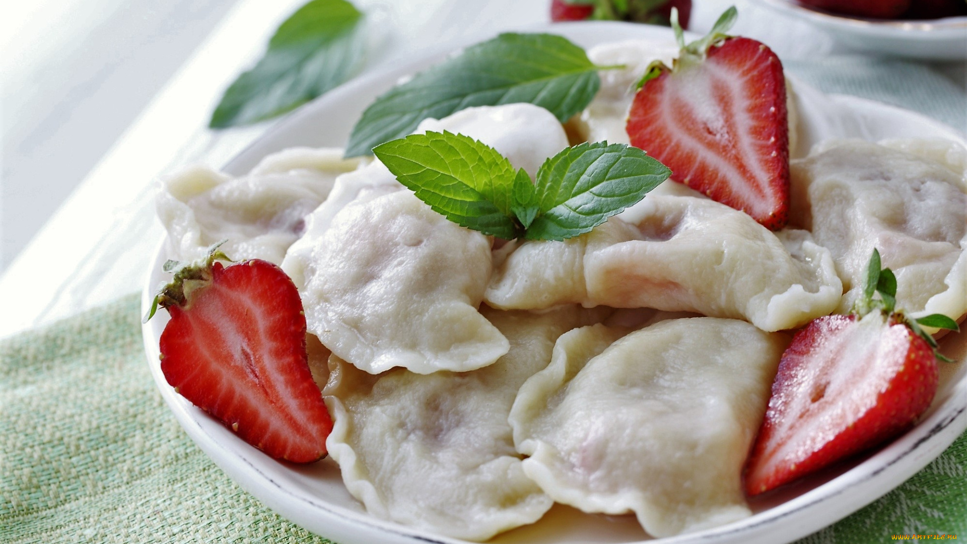 еда, пельмени, , манты, , вареники, мята, вареники, ягоды, клубника