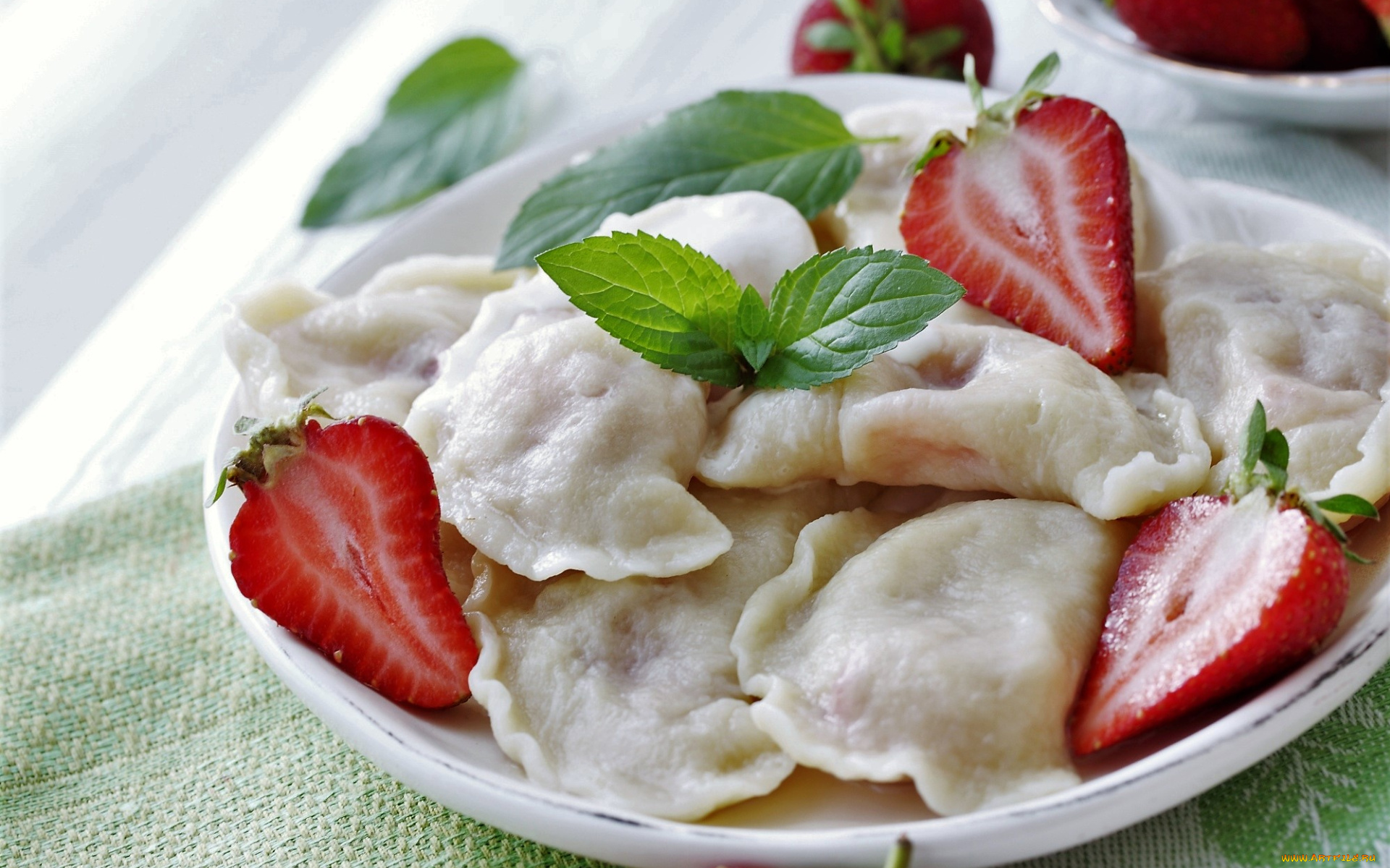 еда, пельмени, , манты, , вареники, мята, вареники, ягоды, клубника