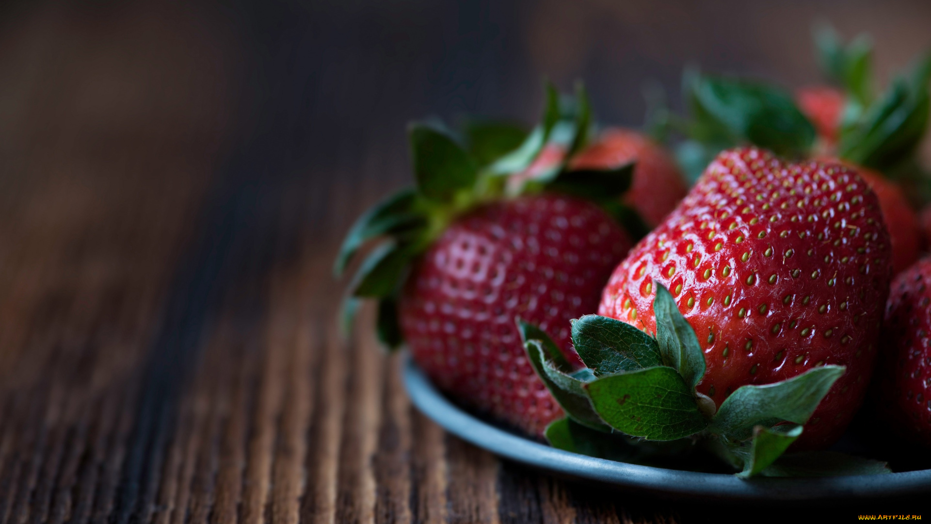 еда, клубника, , земляника, темный, фотосессия, вкусно, деревянный, крупная, доски, ягоды, тарелка, композиция, фон, сочно, стол