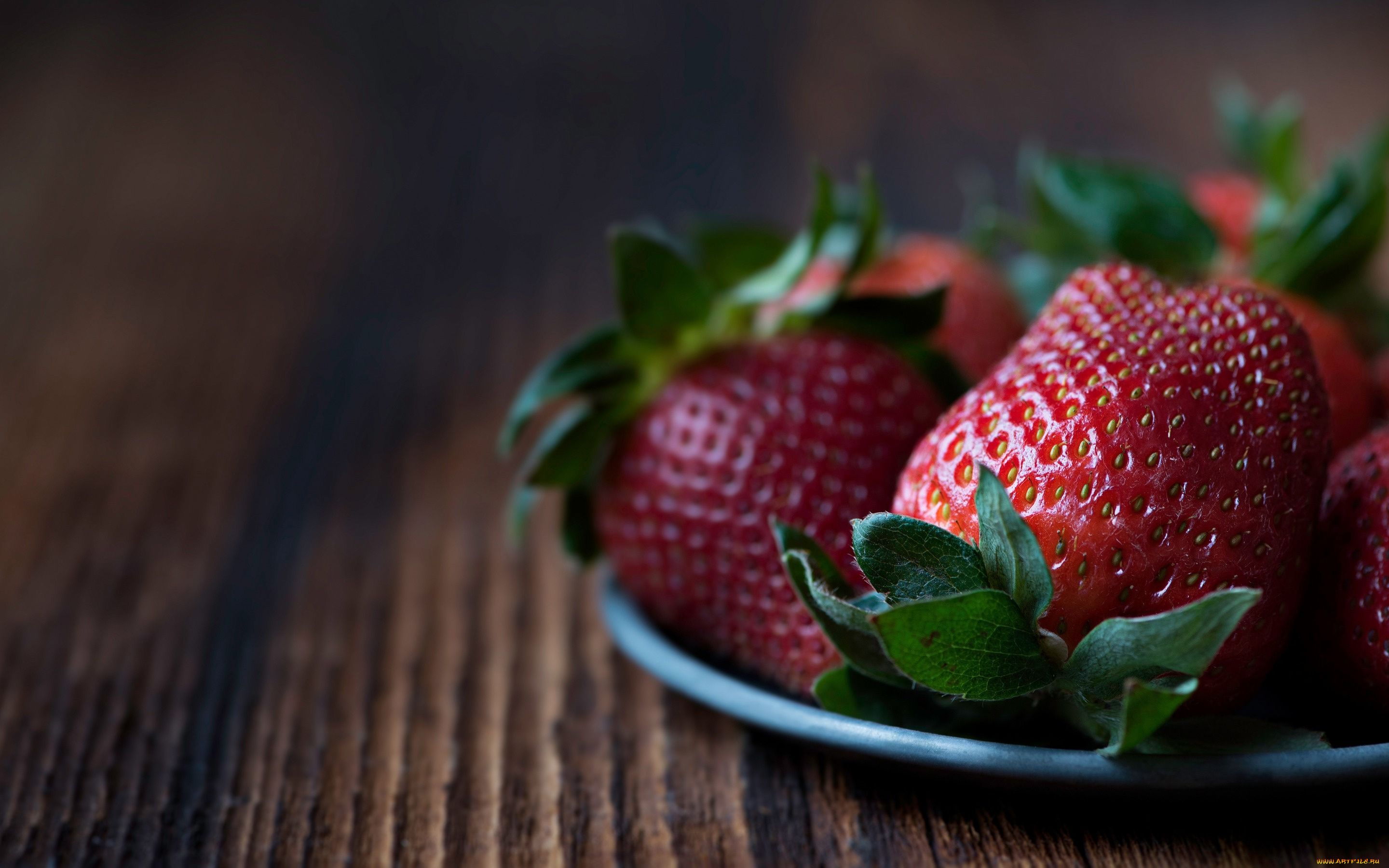 еда, клубника, , земляника, темный, фотосессия, вкусно, деревянный, крупная, доски, ягоды, тарелка, композиция, фон, сочно, стол