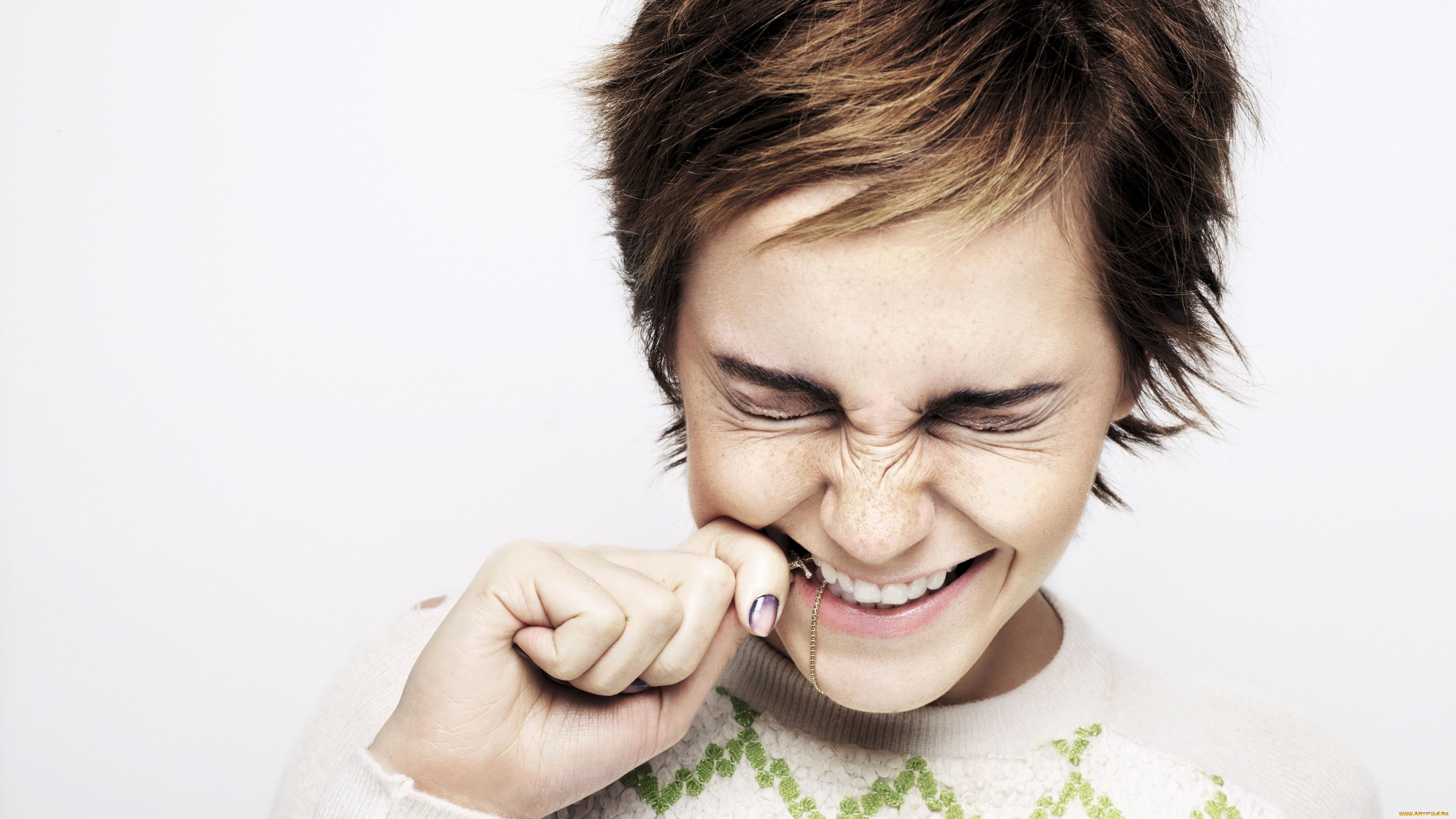 девушки, emma, watson, актриса, смех, свитер, крестик