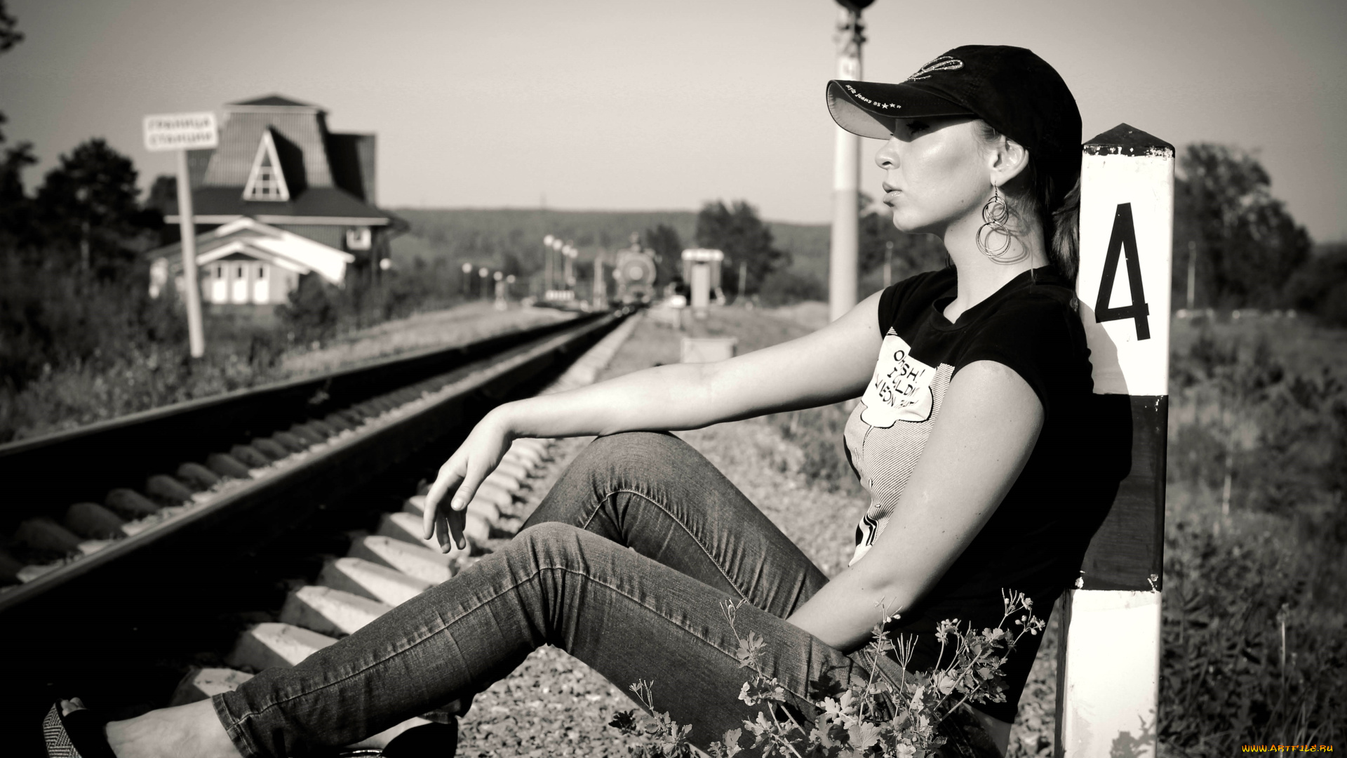 девушки, -, черно-белые, кепка, футболка, джинсы, железная, дорога, трава, дом