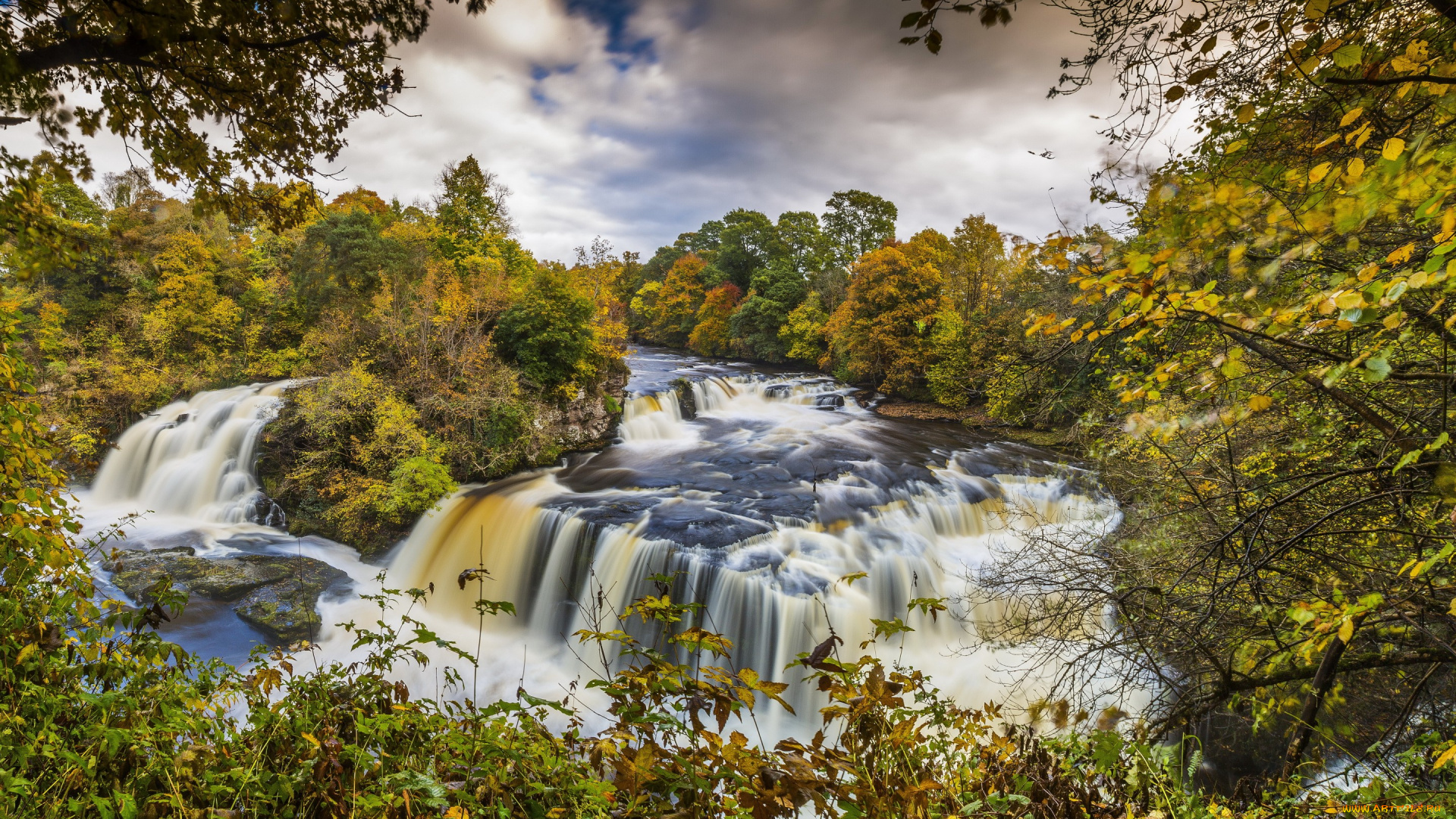 природа, водопады, деревья, лес, осень, clyde, valley, woodlands, листья, ветки, водопад, течение, камни, речка, шотландия
