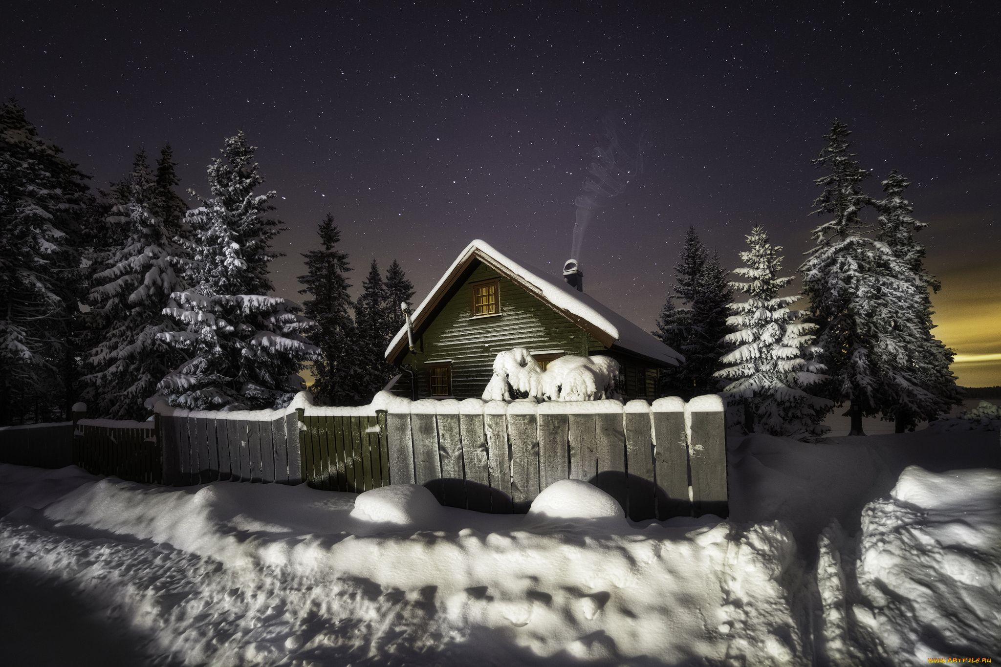 природа, зима, ночь, лес, ели, снег, забор, избушка