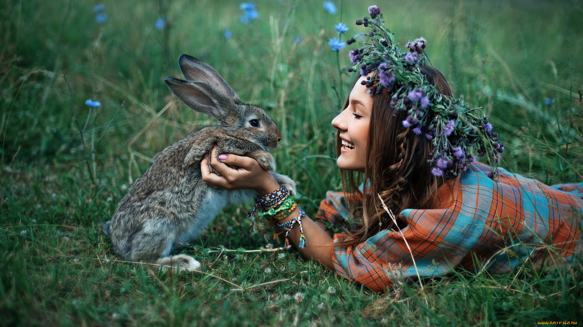 девушки, -unsort, , брюнетки, , шатенки, брюнетка, девушка, природа, кролик, улыбка, фенечки, радость, трава, браслеты, животное