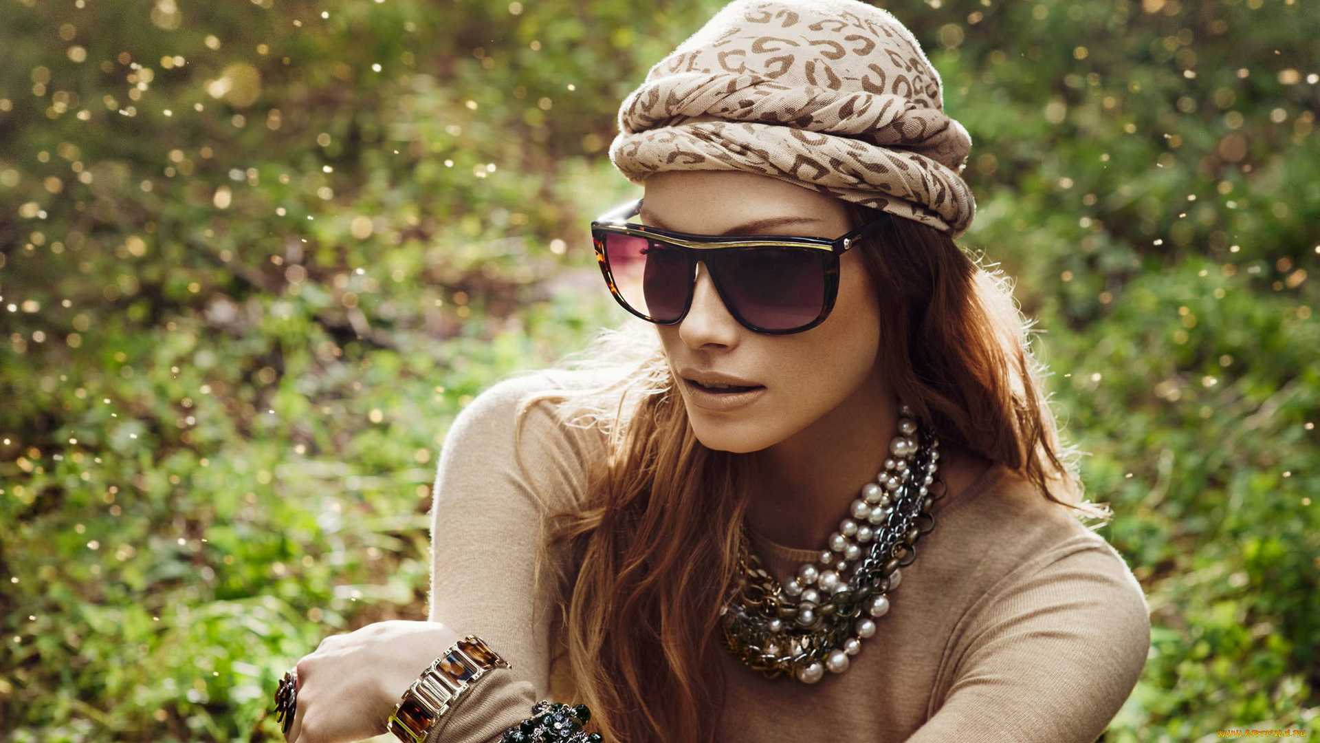 девушки, alyssa, sutherland, алиса, сазерленд, модель, очки, тюрбан, блики, украшения, свитер, бусы, браслеты, кольцо