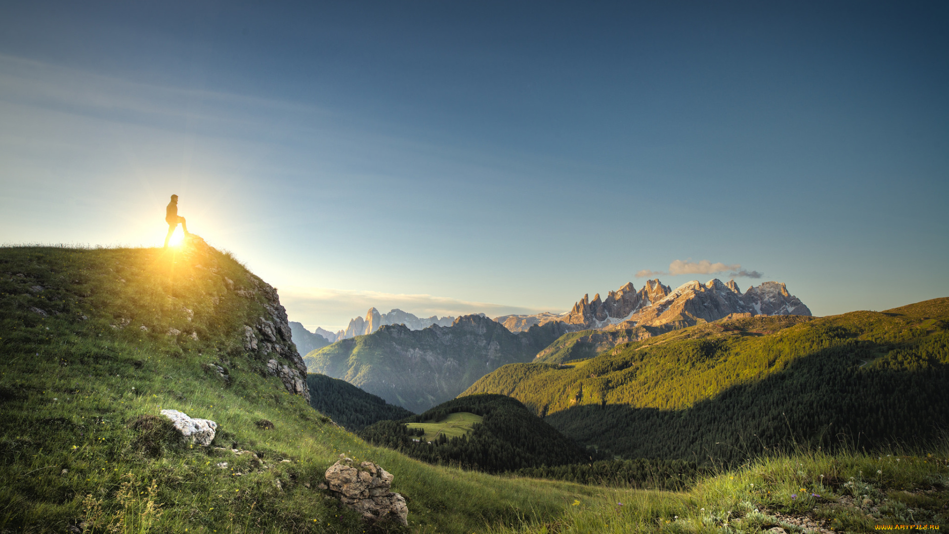природа, пейзажи, облака, трава, небо, солнце, созерцание, тень, мужчина, солнечный, свет, горы