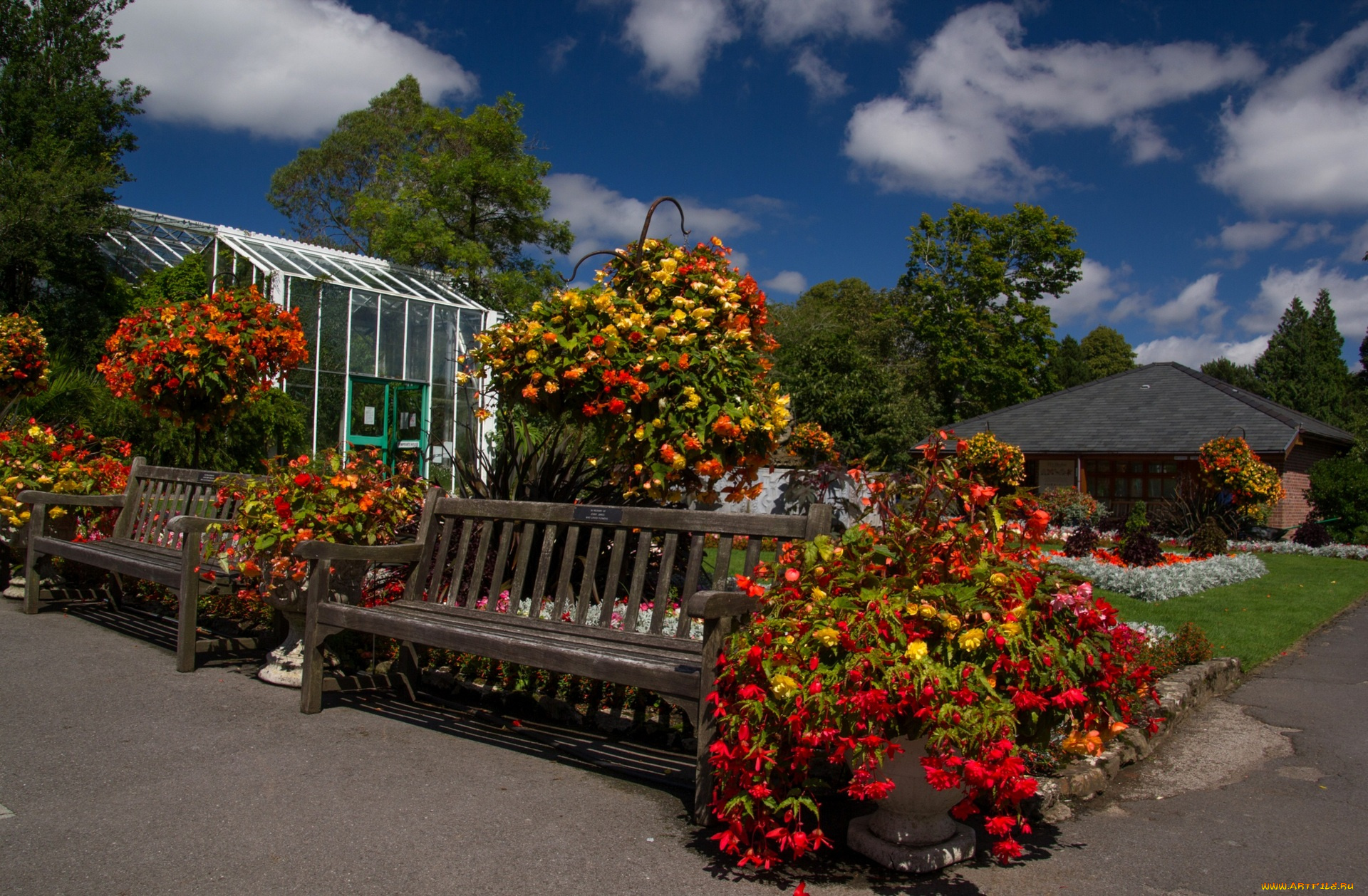 природа, парк, цветы, скамейки, дом, деревья, облака