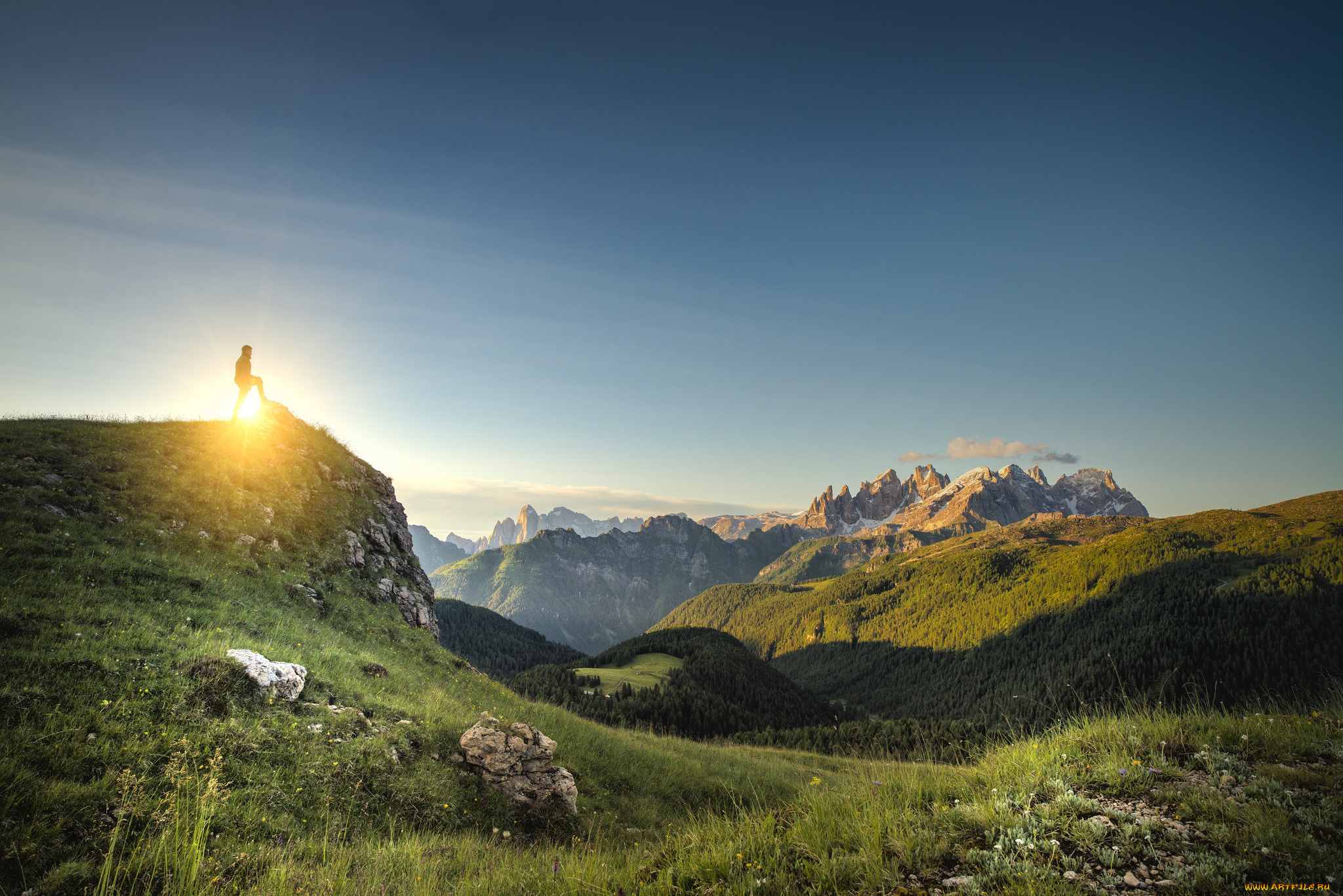 природа, пейзажи, облака, трава, небо, солнце, созерцание, тень, мужчина, солнечный, свет, горы