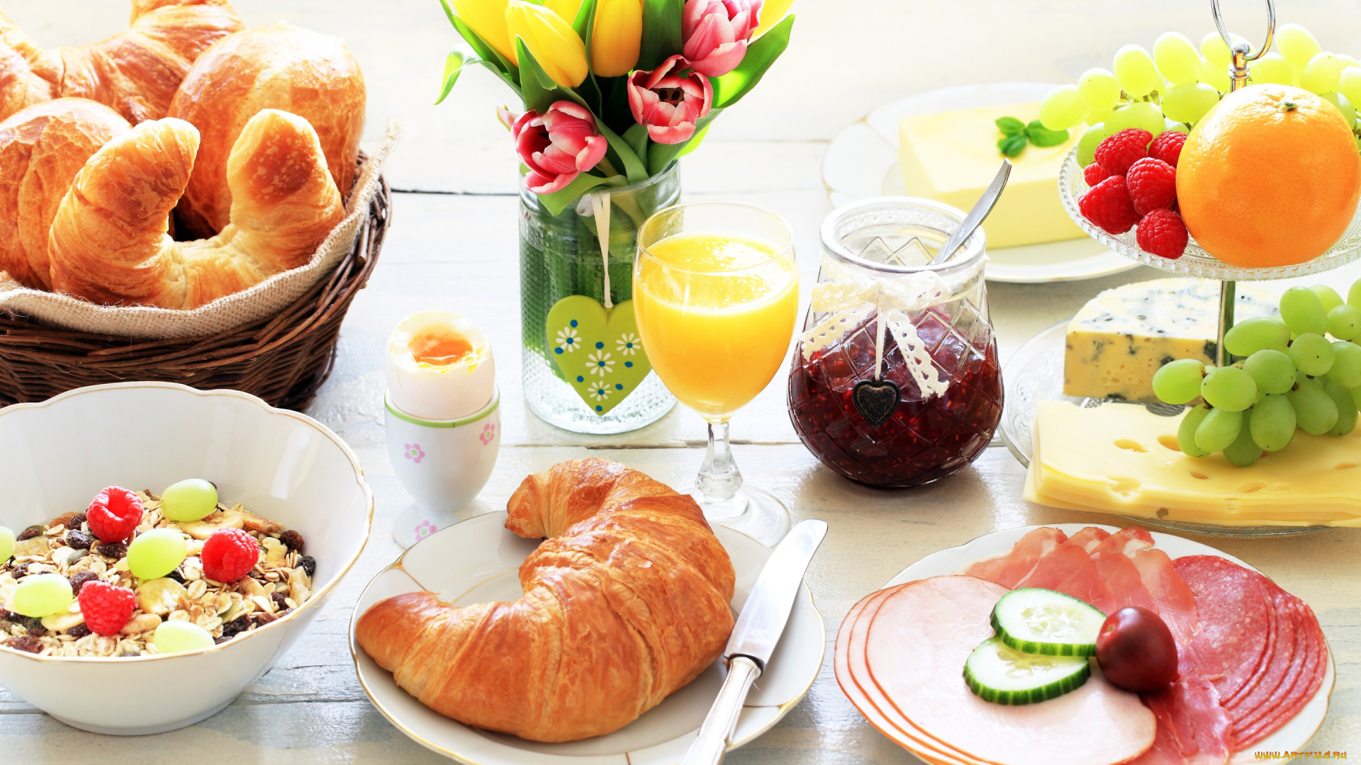 еда, разное, цветы, букет, завтрак, сыр, сок, виноград, тюльпаны, ваза, wood, джем, круассаны, мюсли, мясная, нарезка