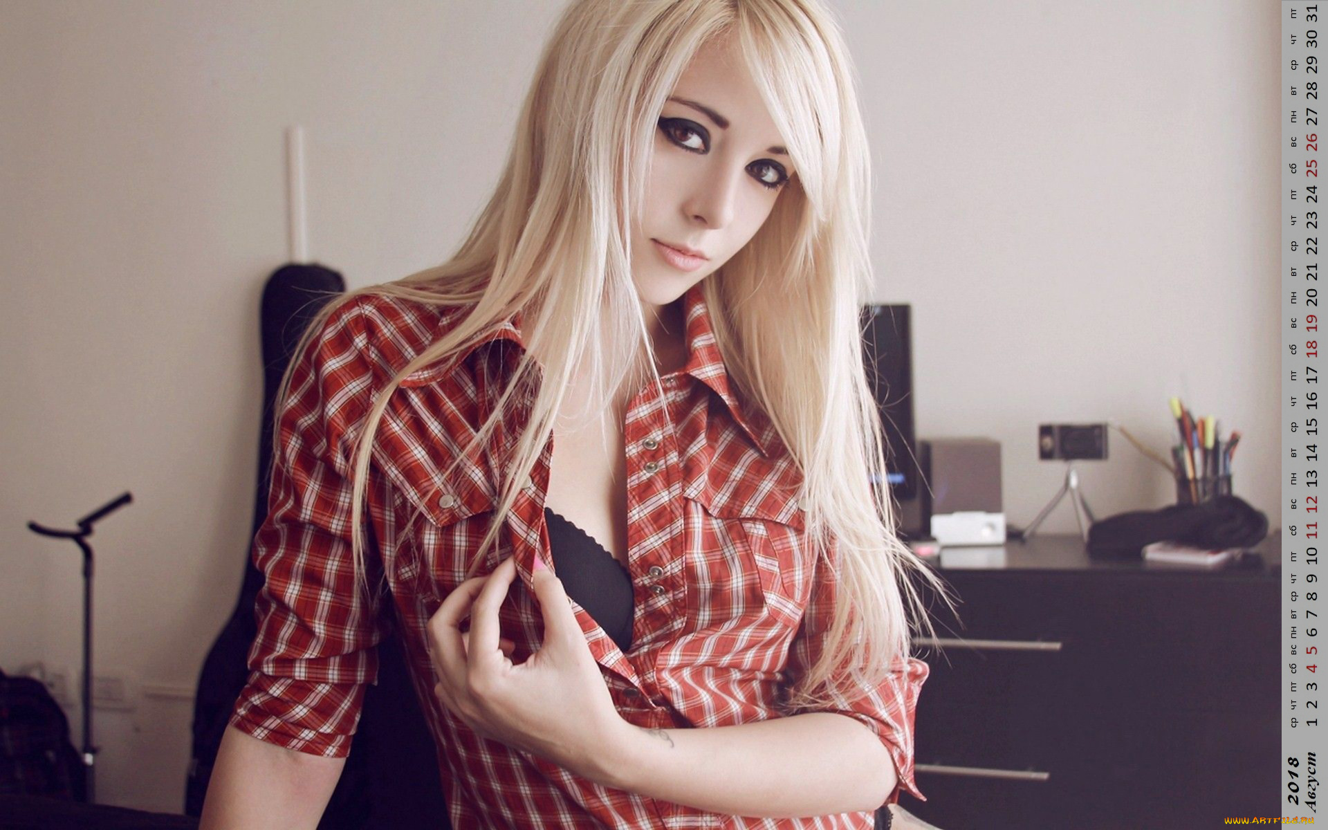 календари, девушки, взгляд, мебель, комната