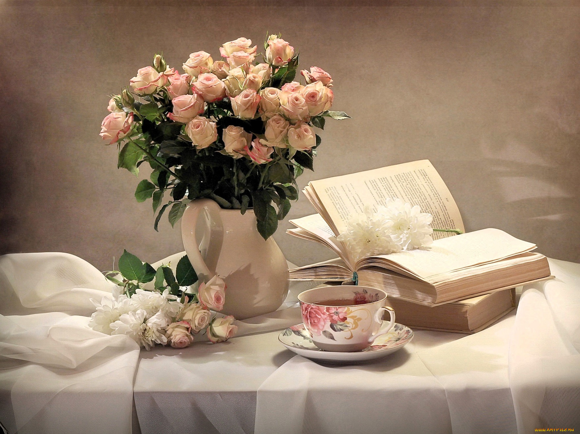 разное, канцелярия, , книги, розы, букет, ваза, чашка, книги, стол, чай, блюдце