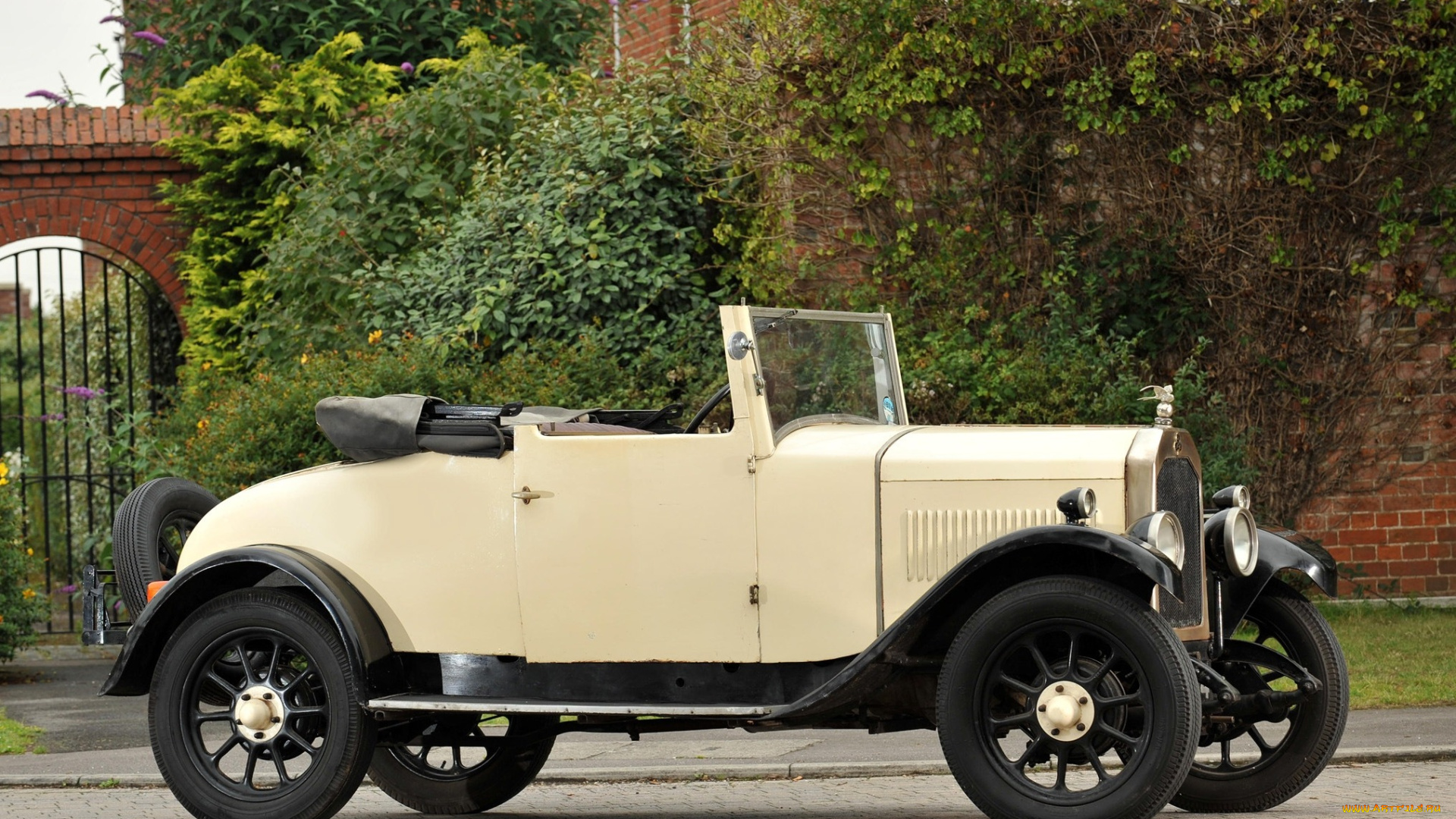 автомобили, классика, небо, замок, кусты, газон, тротуар, дорога