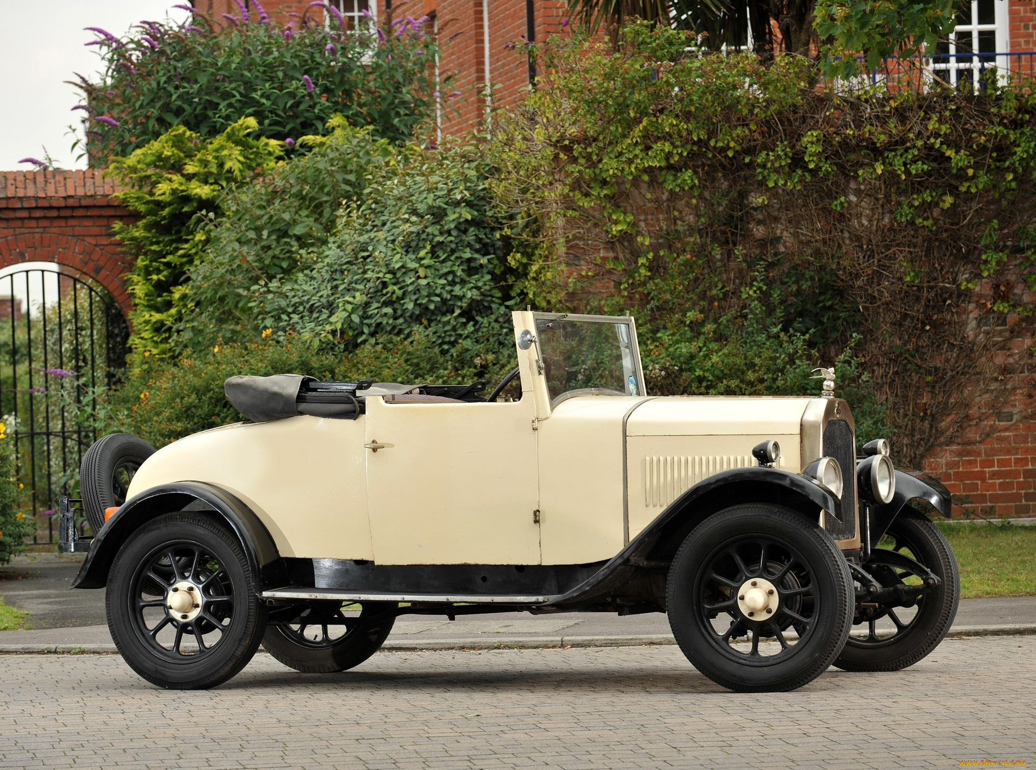 автомобили, классика, небо, замок, кусты, газон, тротуар, дорога