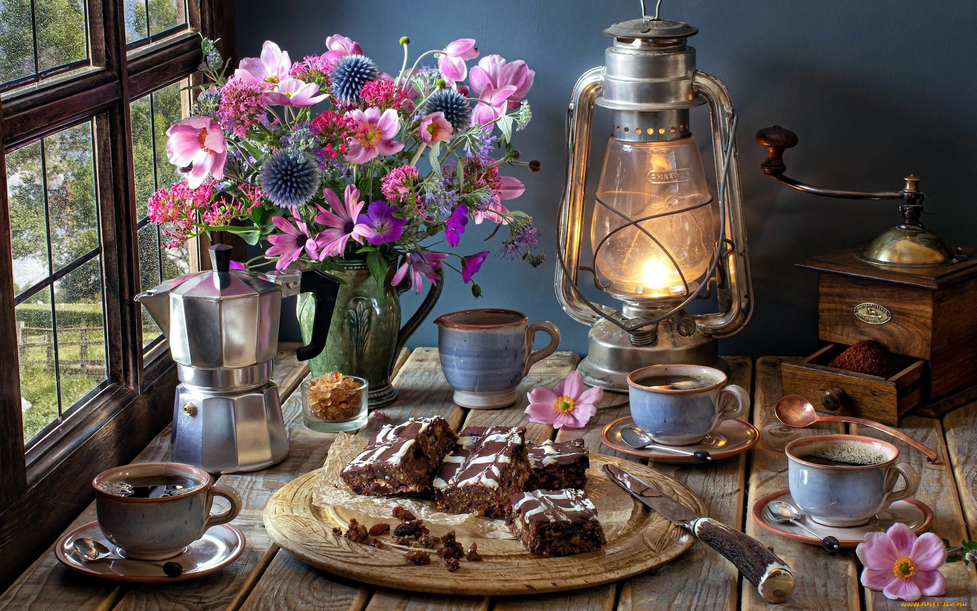 еда, натюрморт, букет, лампа, пирожные, кофе