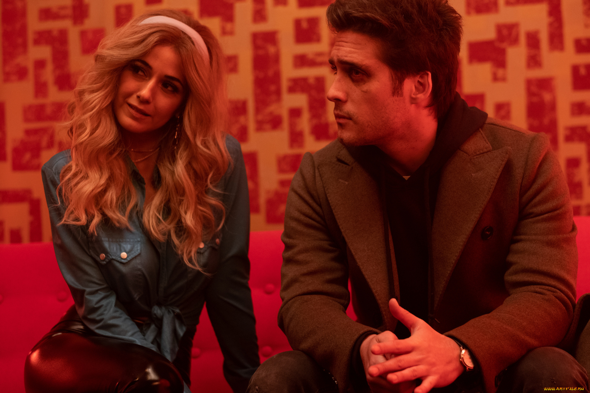 кино, фильмы, die, in, a, gunfight, девушка, парень, диван